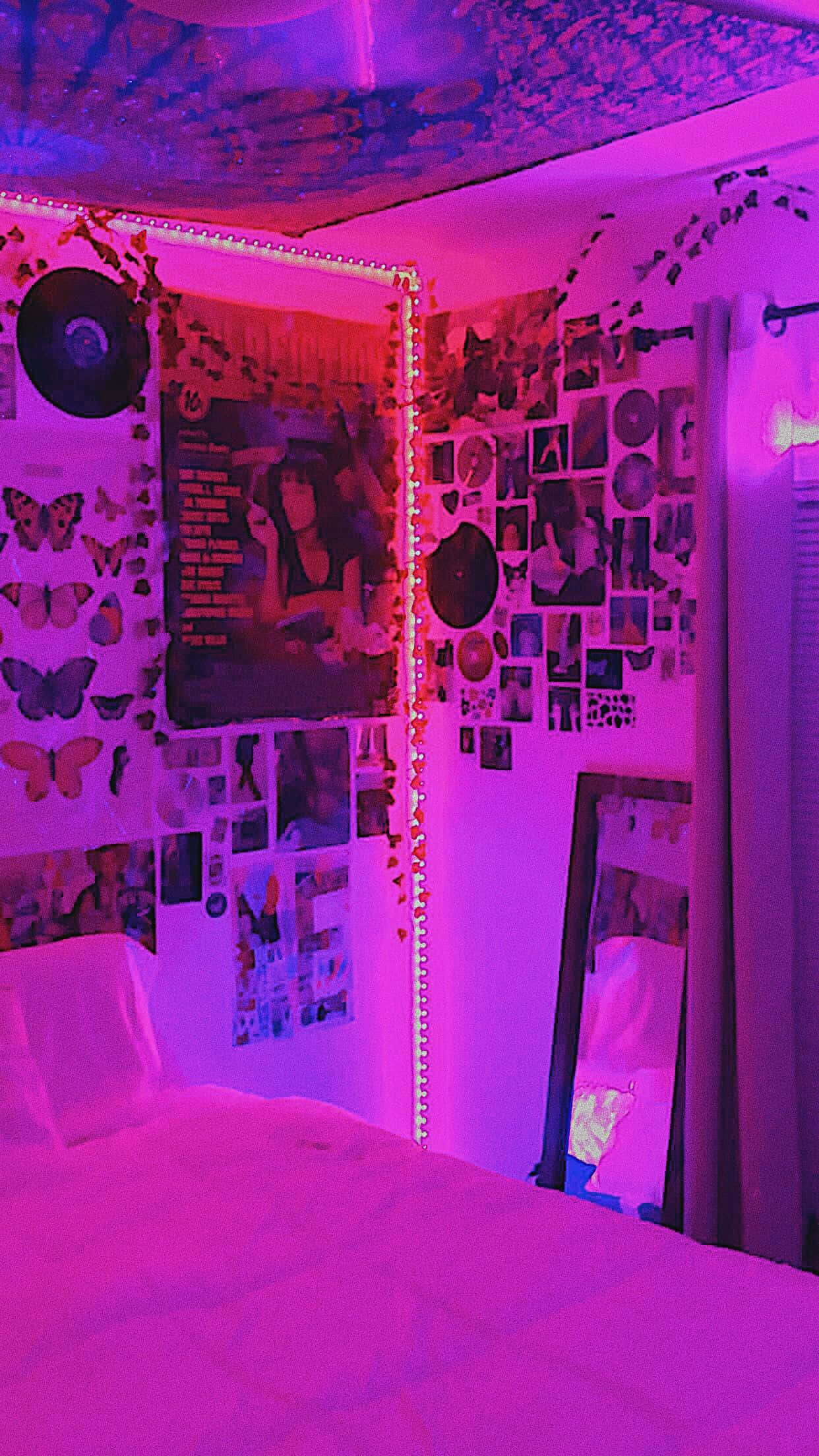 'n bed met 'n pienk lig daarop Muurpapier