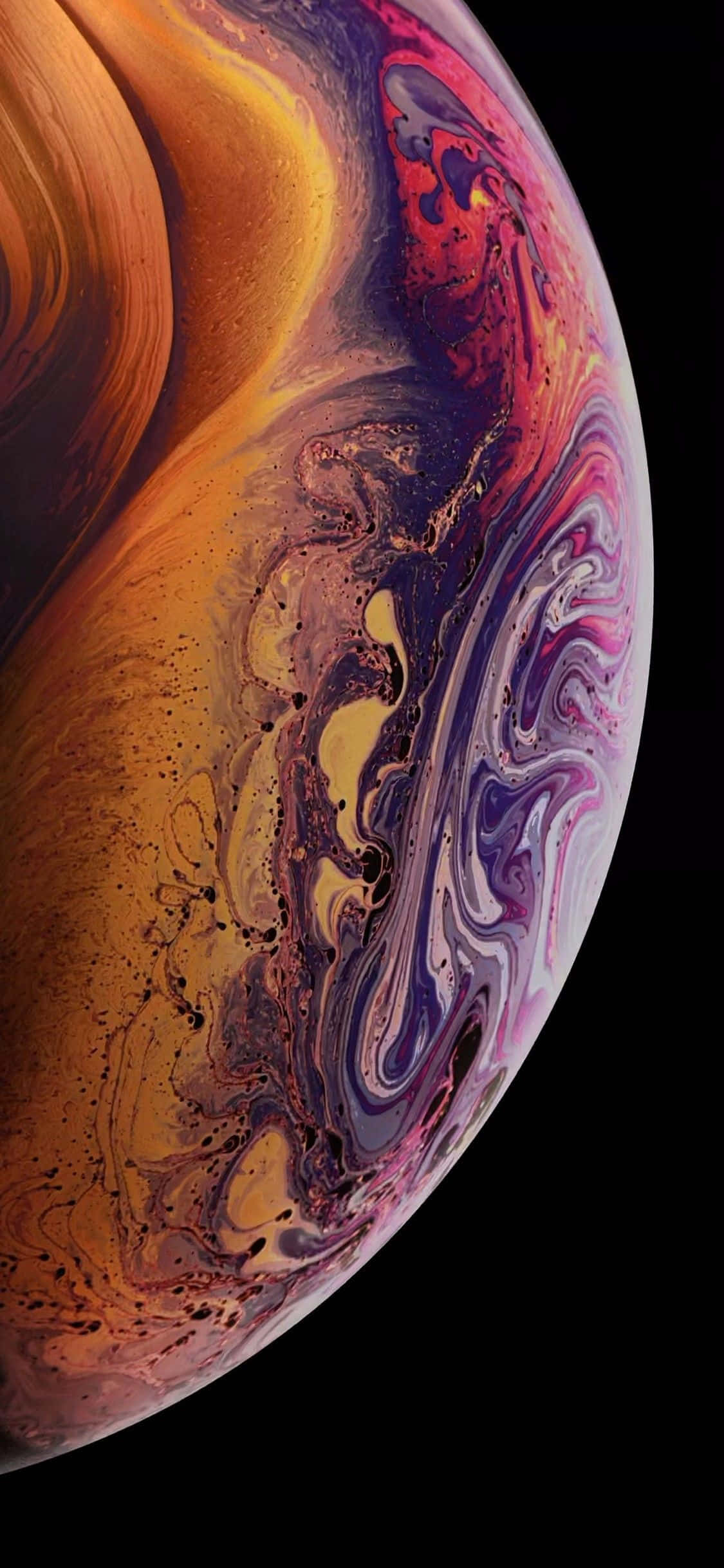 'n beeld van 'n Apple iPhone XS met 'n kleurvolle draaikolk Muurpapier