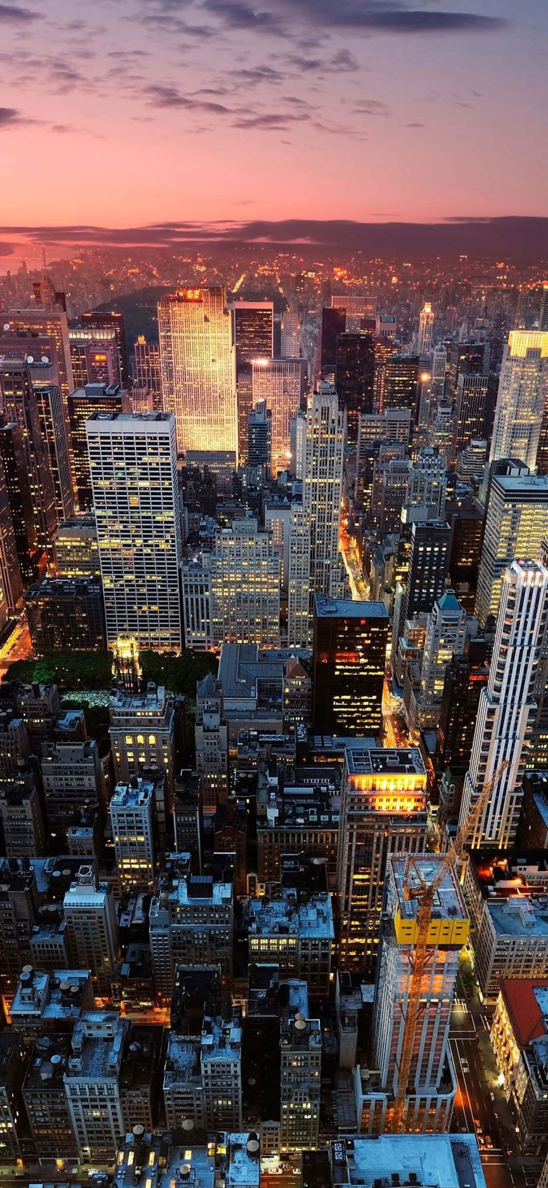 'n Bewolkte en mistige horison van New York Stad soos gesien deur 'n iPhone X Muurpapier