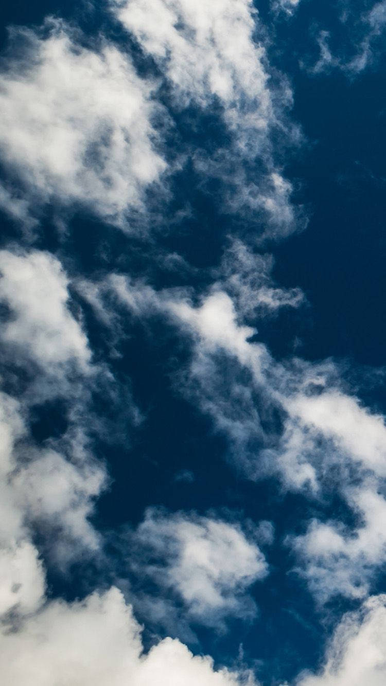 Blou lug op 'n bewolkte dag Iphone-agtergrond