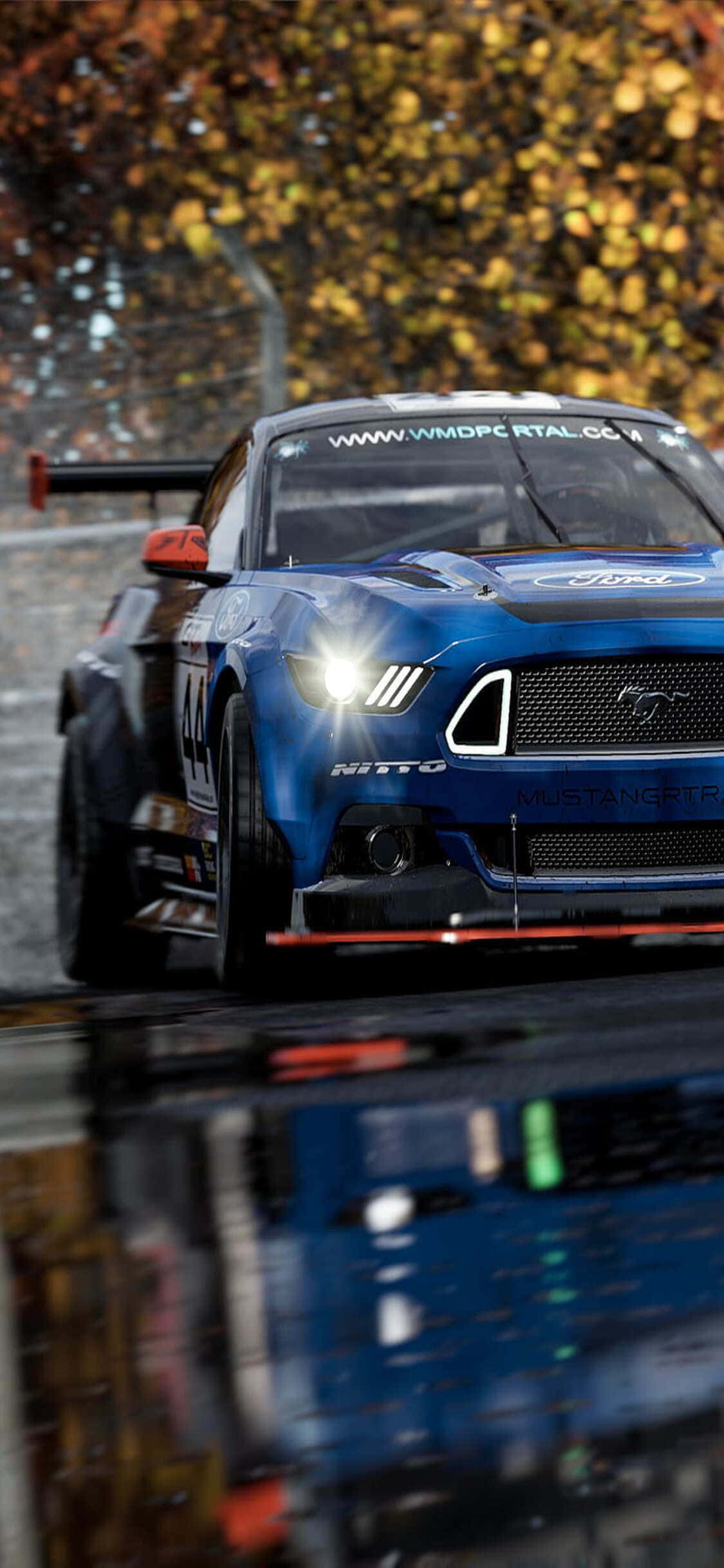 'n blou mustang-resiesmotor in die reën Muurpapier