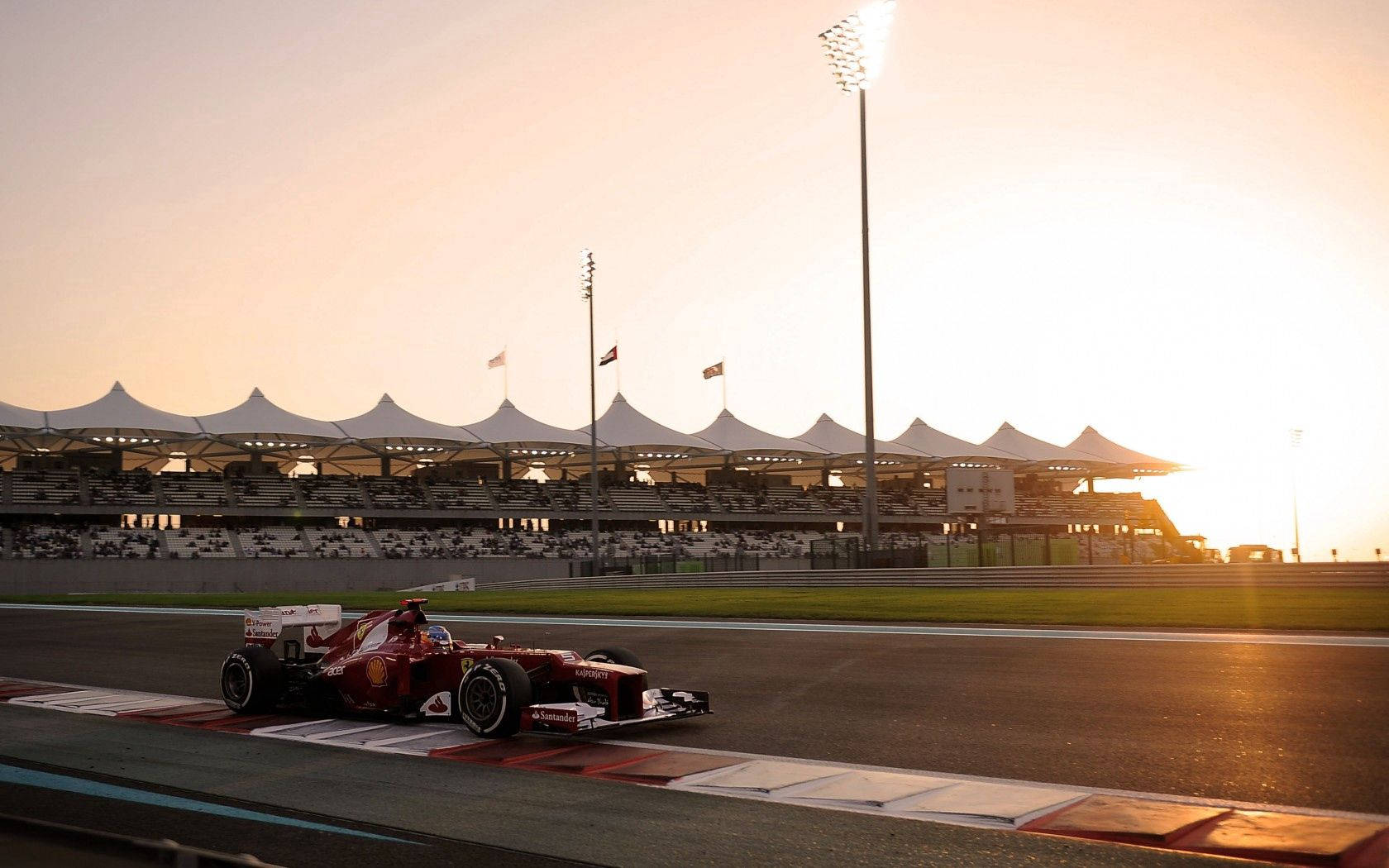 Ferrari Formule Een-renmotor met sonsopkoms lessenaarmuurpapier.