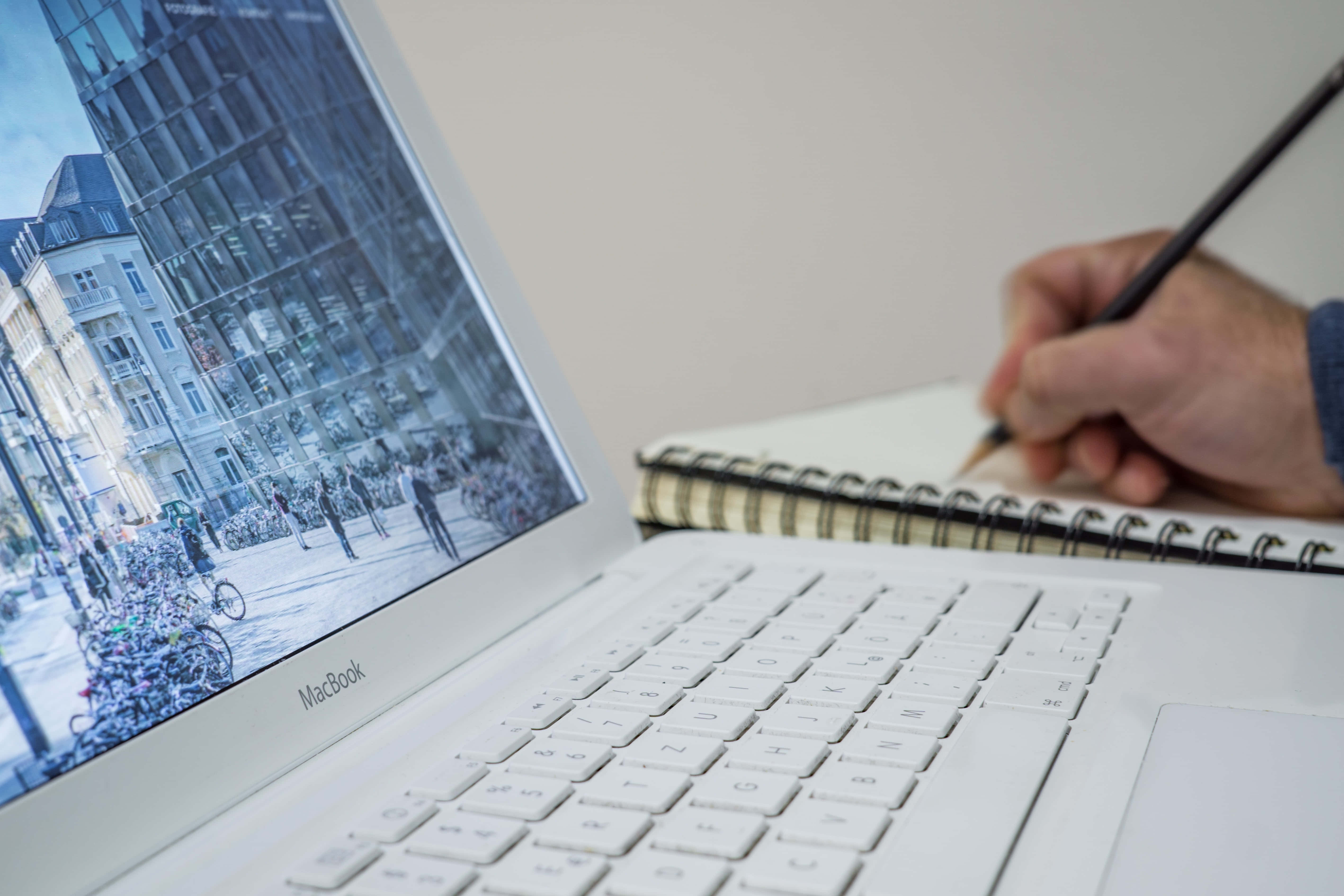 'n Estetiese Macbook, 'n stylvolle en moderne tegnologie Muurpapier