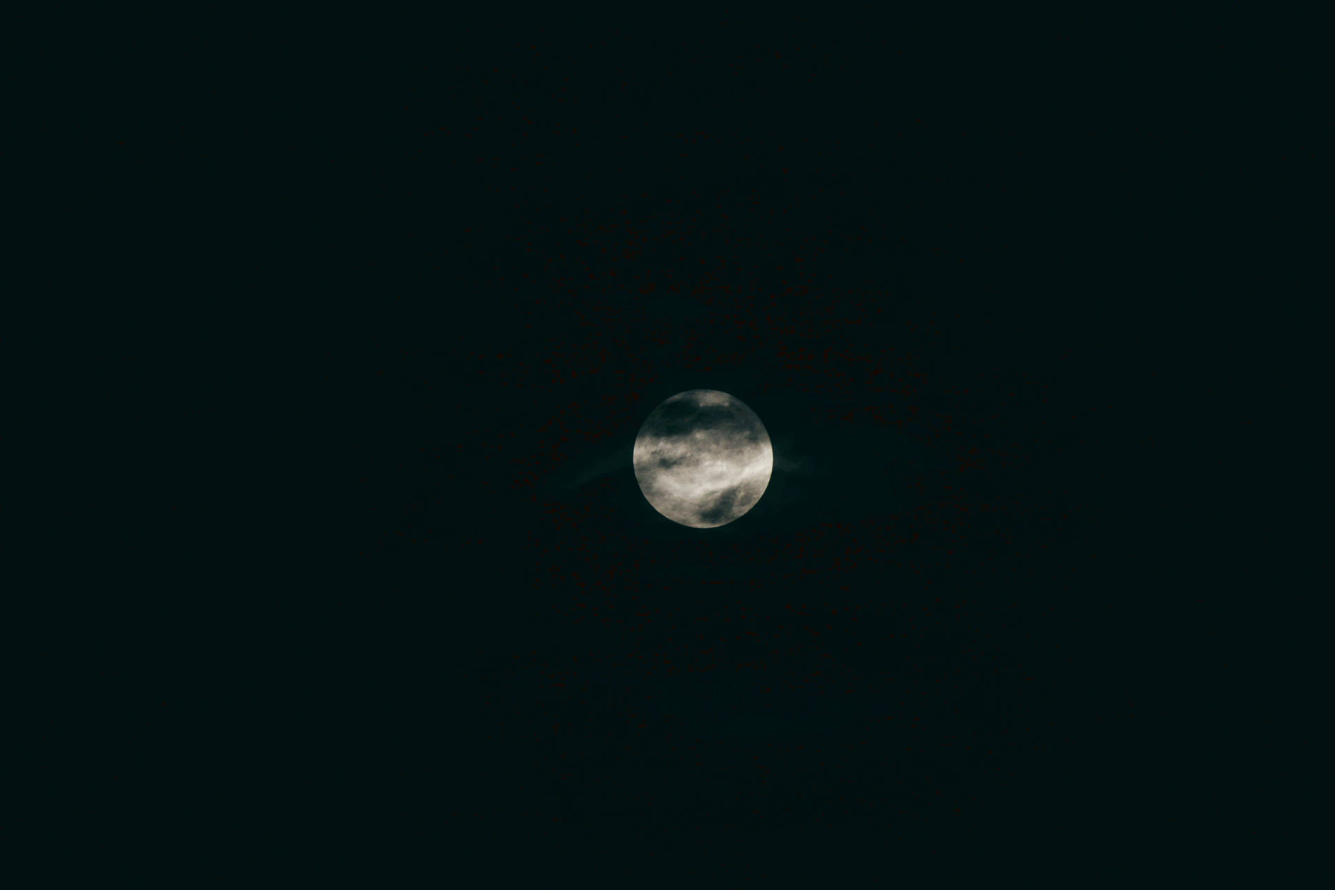 Volmaan in die donker middernaghemel. Suiwer swart buitenste ruimte met skynende maanlig.