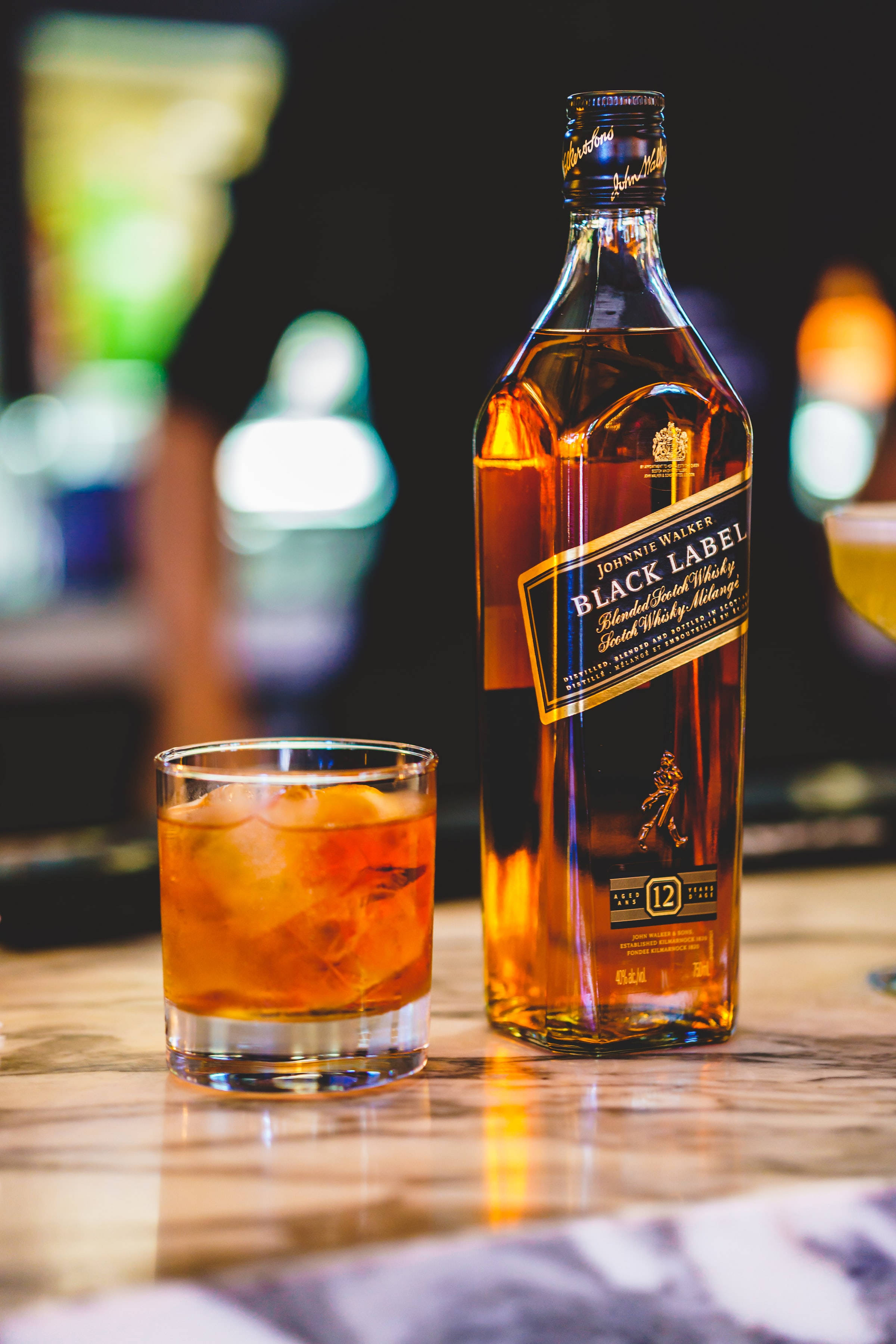'n Gesofistikeerde Smaak - Black Label Whiskey Bottel en Glas Muurpapier