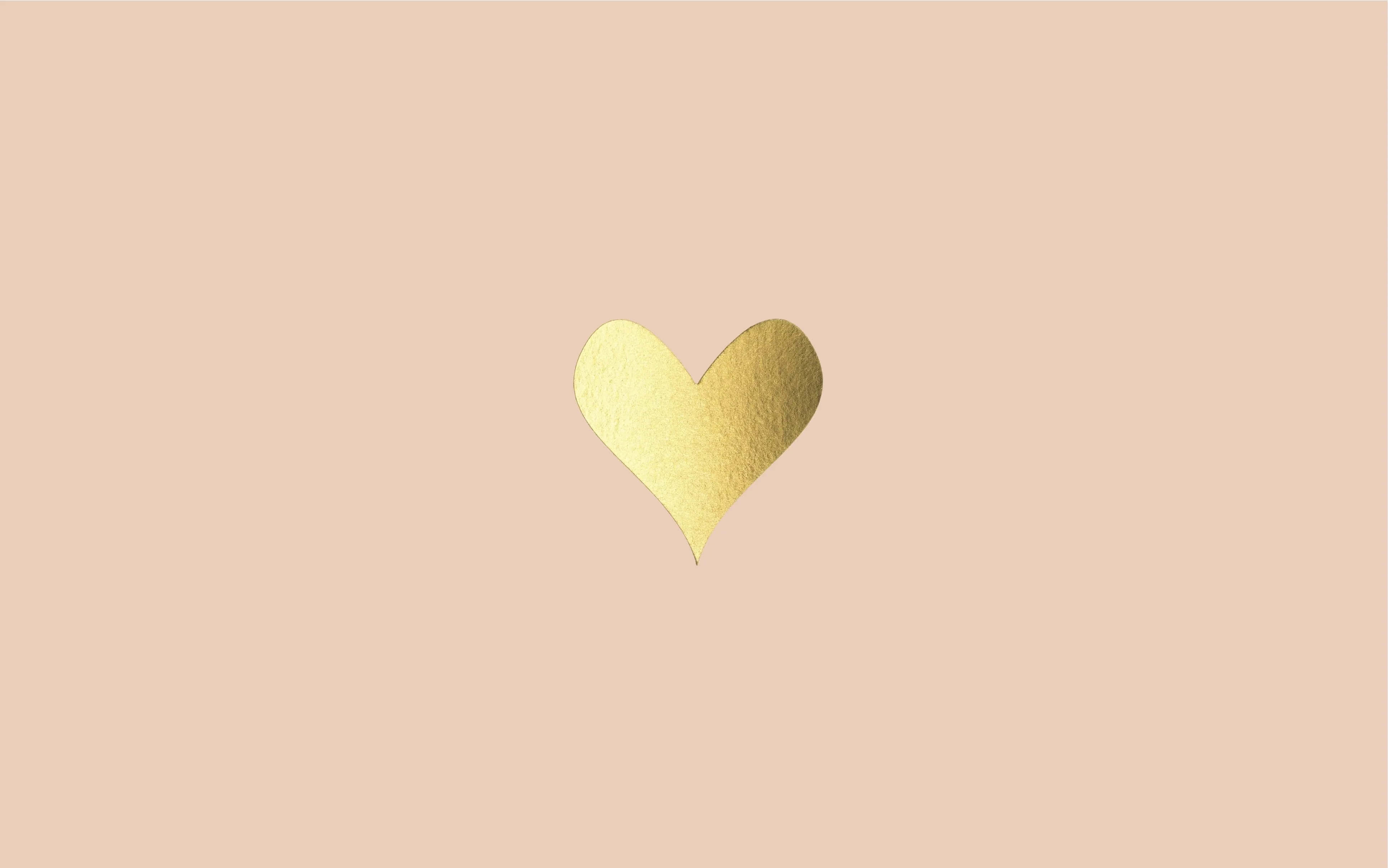 'n Goue hart op 'n beige agtergrond Muurpapier