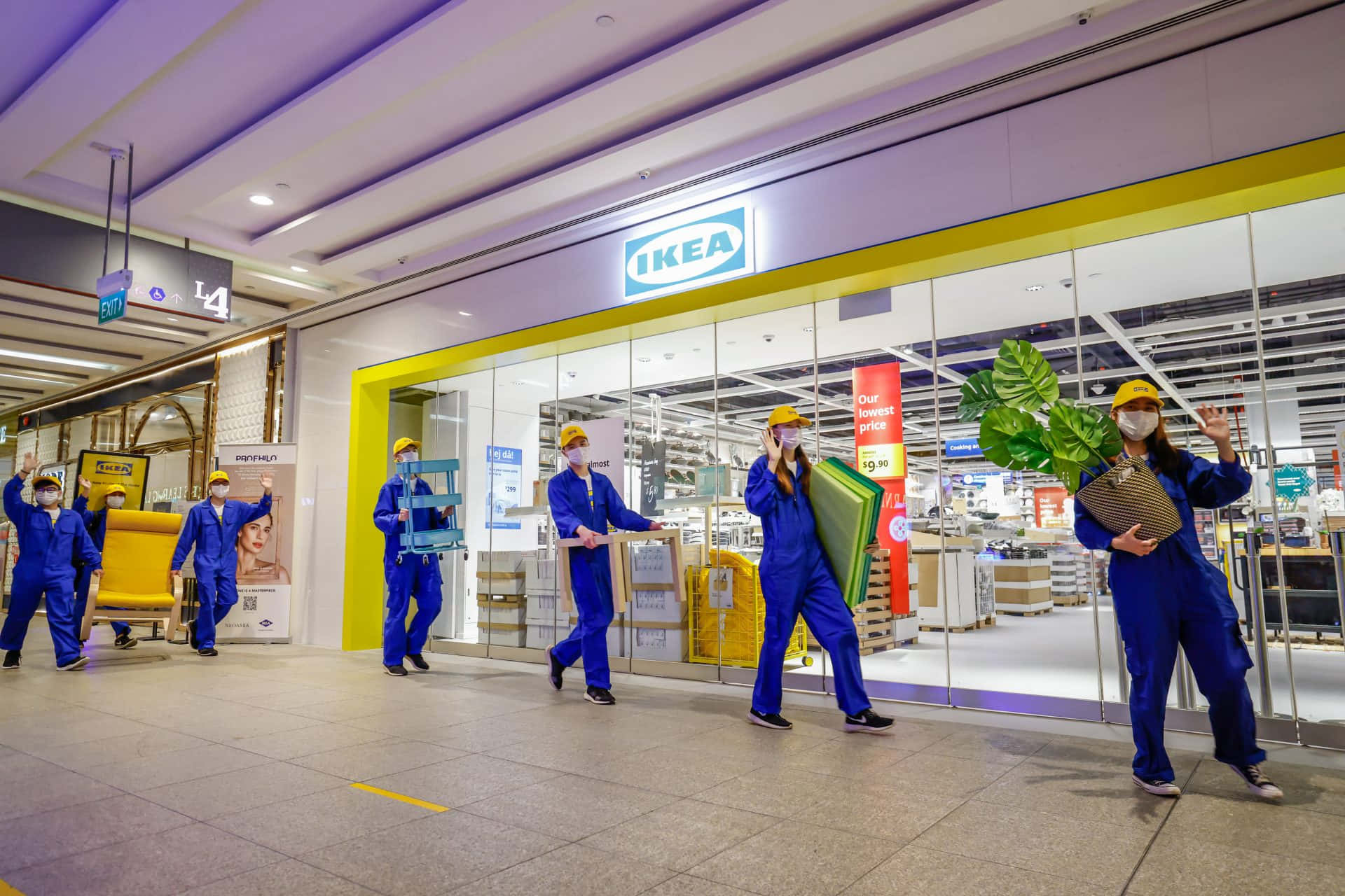 'n groep werkers wat deur 'n winkelsentrum loop Muurpapier