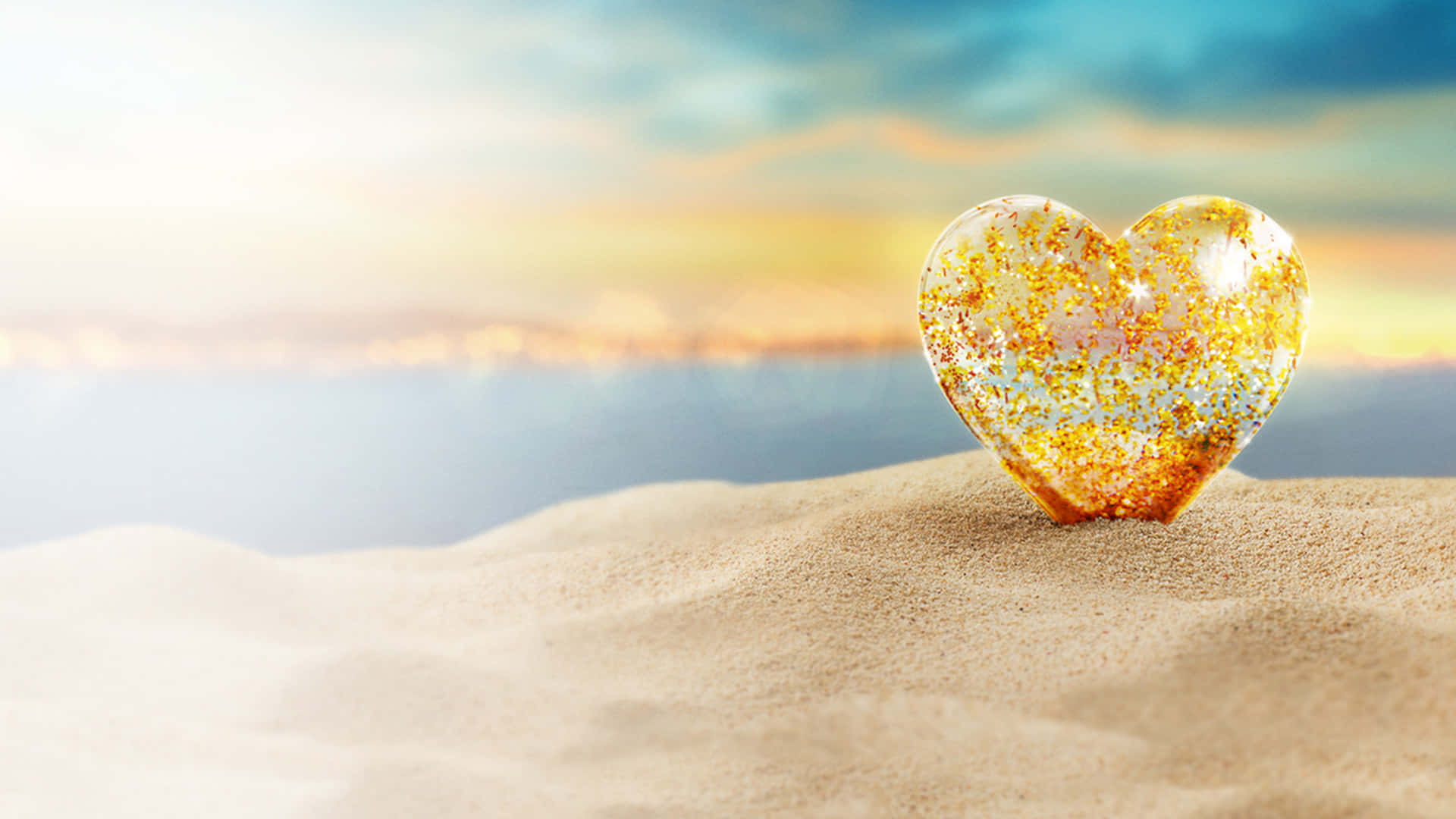 'n Hartvormige glas wat op die sand sit Muurpapier