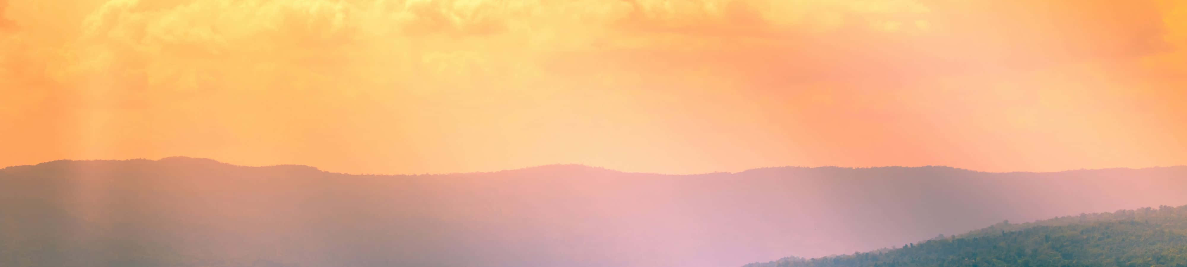 'n Helder Blou Lug Weerspieël in Glinsterende Alpe-mere Muurpapier