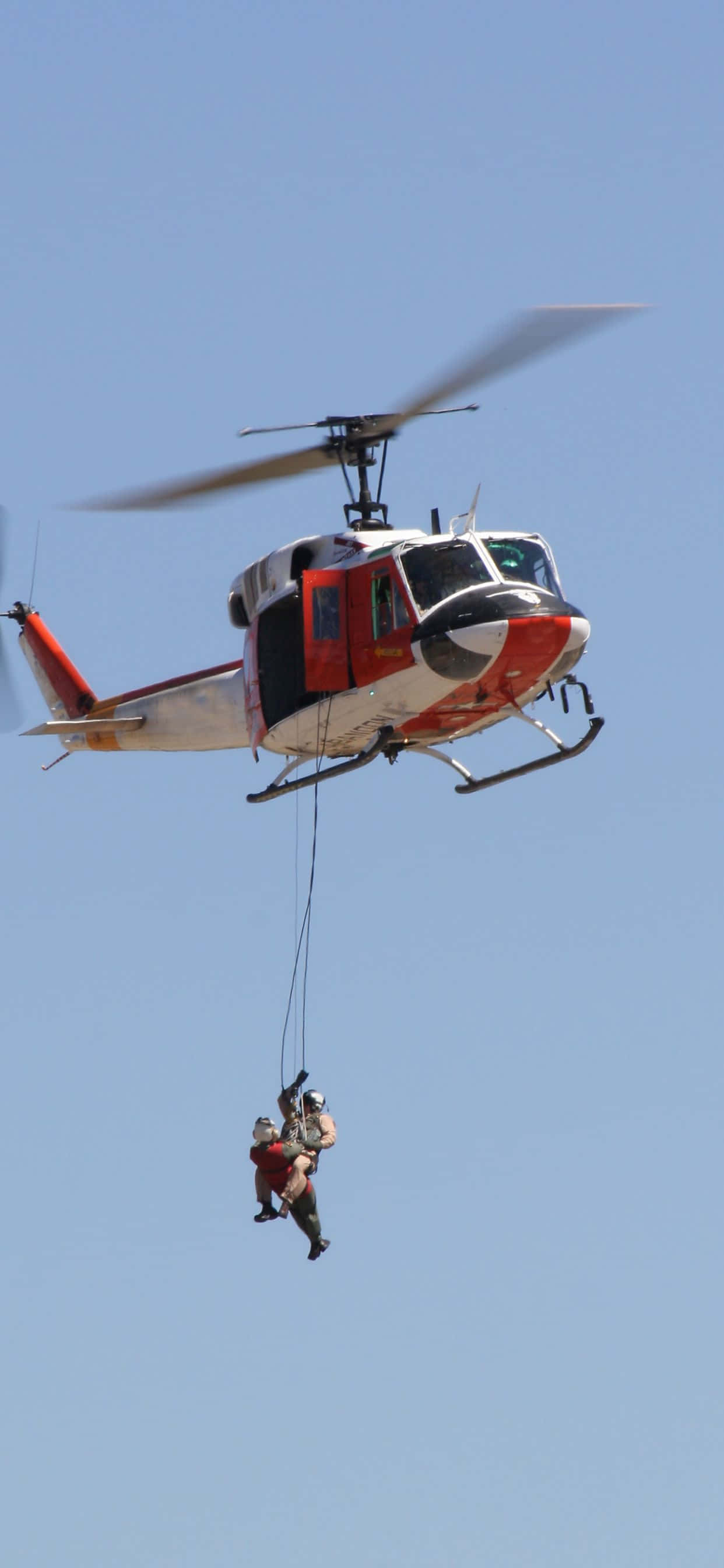 'n helikopter vlieg in die lug Muurpapier