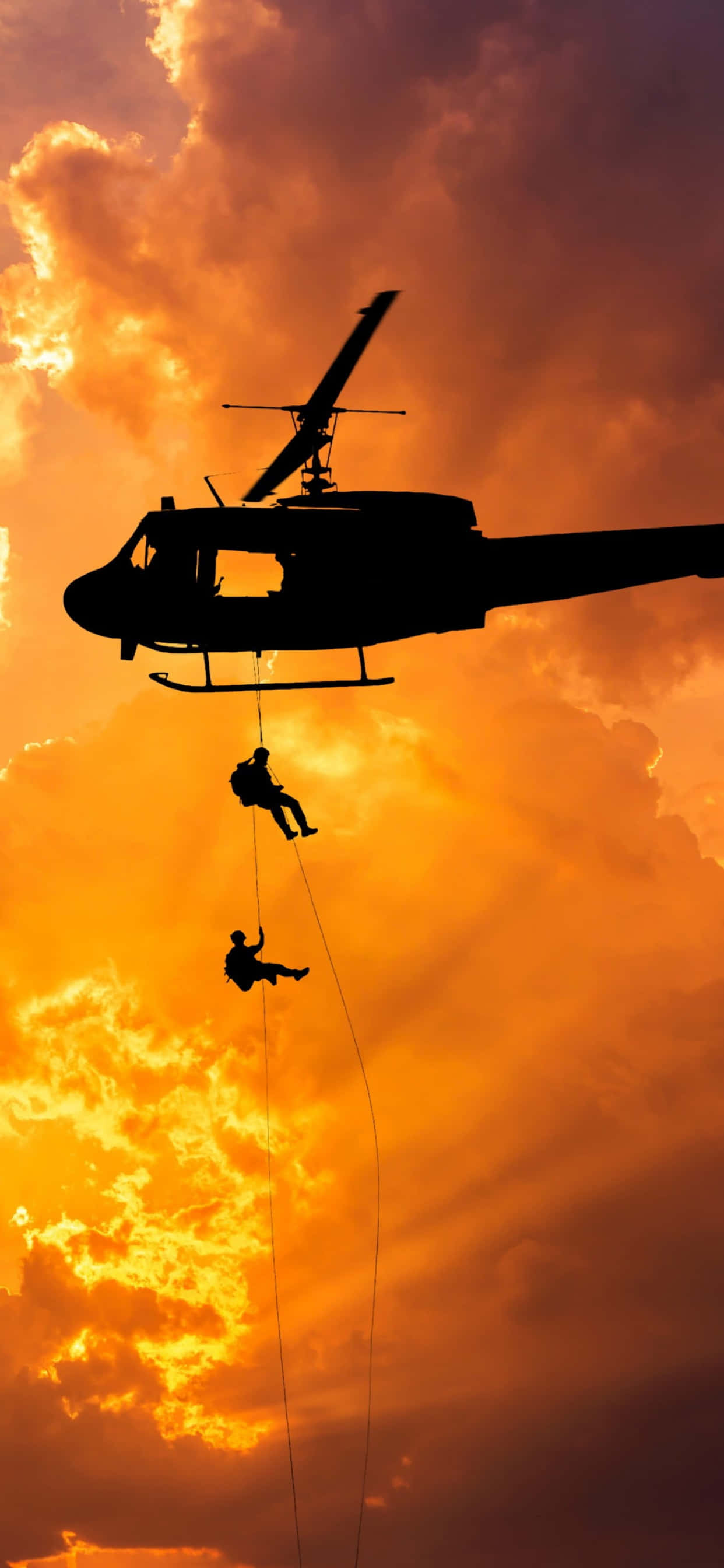 'n helikopter vlieg oor 'n man Muurpapier
