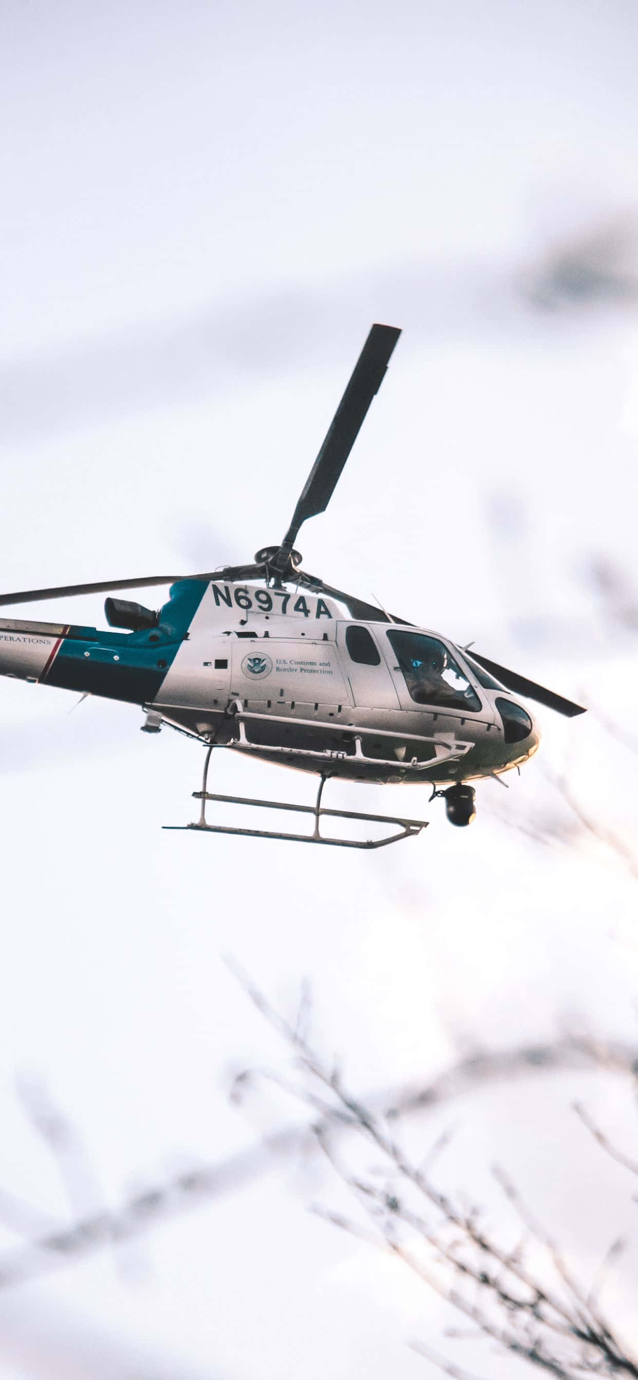 'n helikopter wat deur die lug vlieg Muurpapier