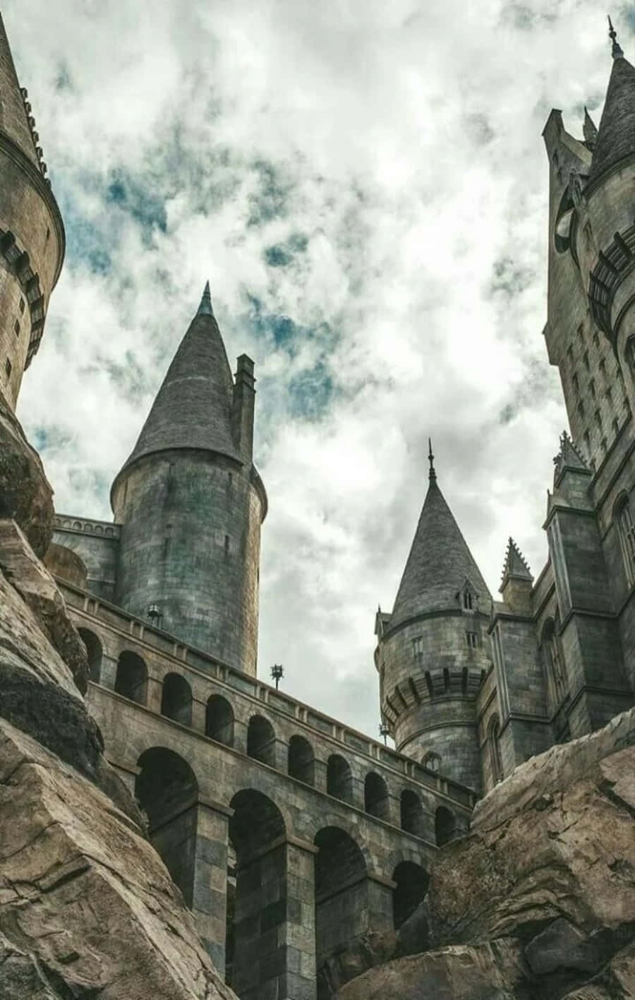 'n Hogwarts-student verken die wêreld van towerkuns Muurpapier