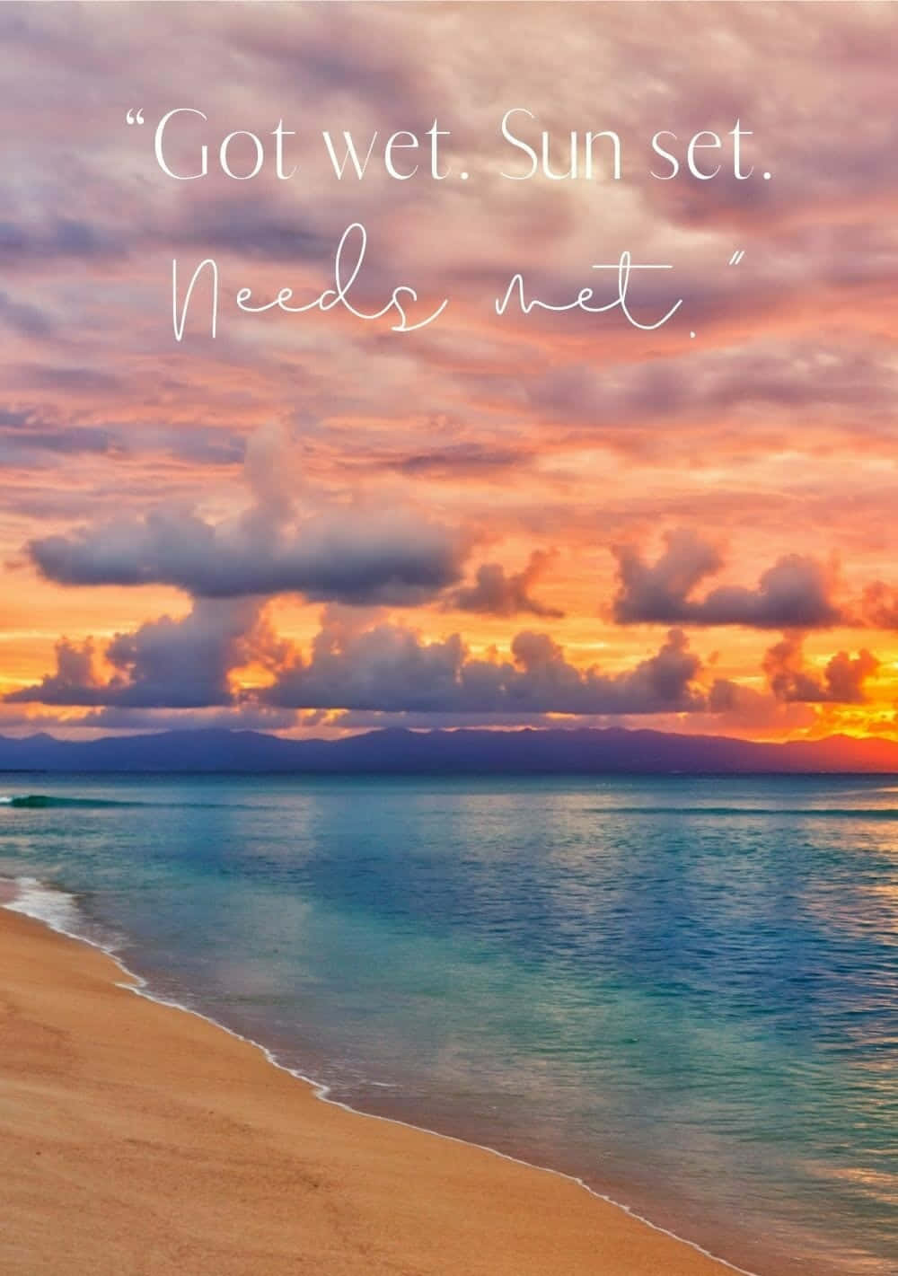 'n Idilliese sonsondergang-uitsig by die strand. Muurpapier