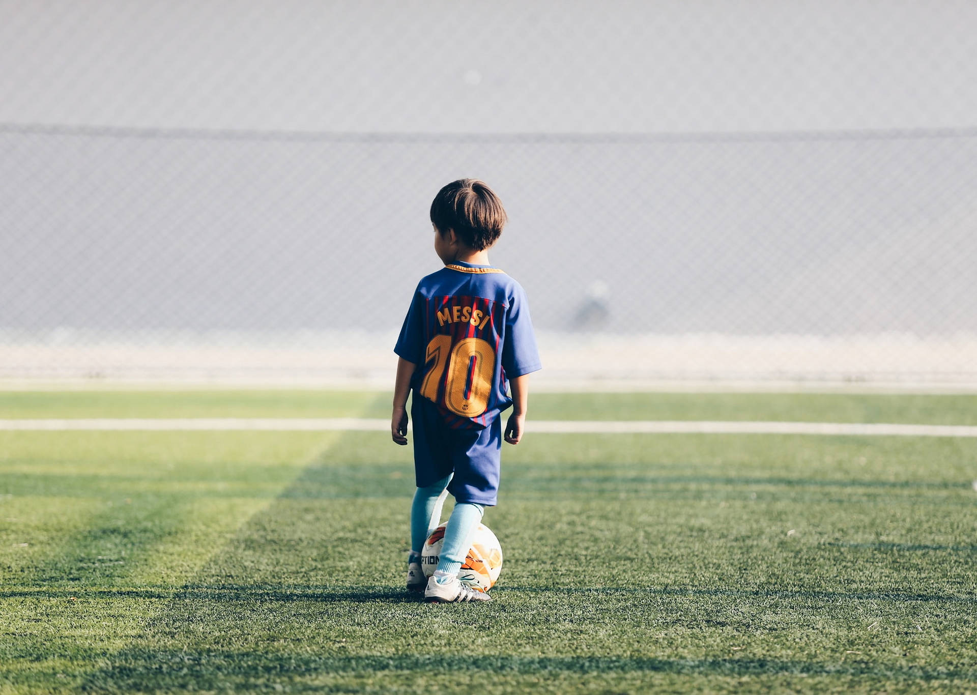 Kind sokker aanhanger Lionel Messi trui lessenaar agtergrond.