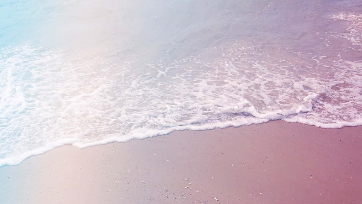 'n Kalmerende sonsondergang vorm die agtergrond vir 'n rustige strand Muurpapier