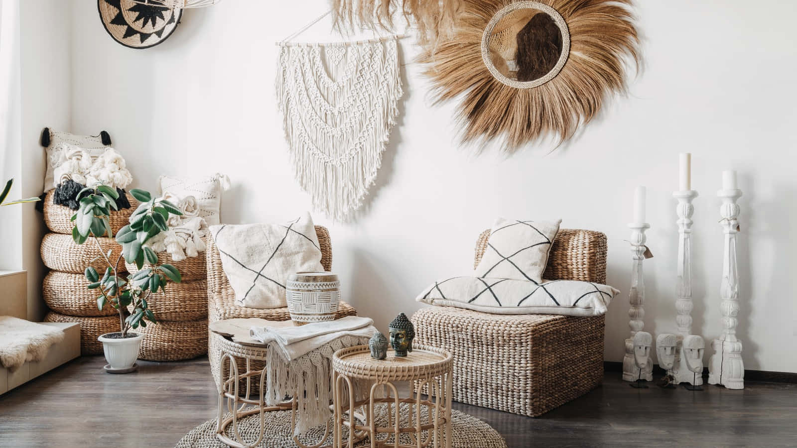 'n Kamer met 'n riemstoel, 'n mat en 'n muurhanger Muurpapier