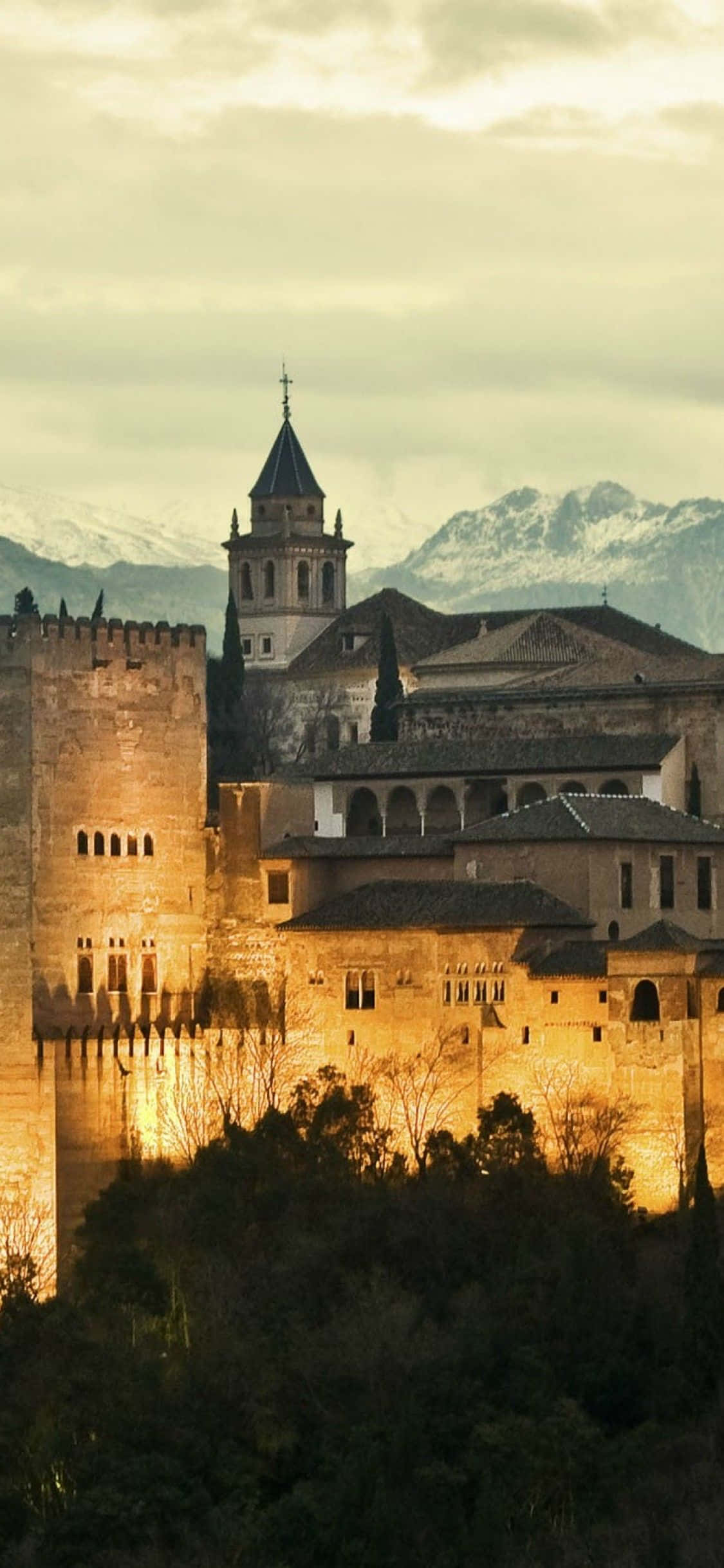 'n kasteel is snags verlig in Granada Muurpapier