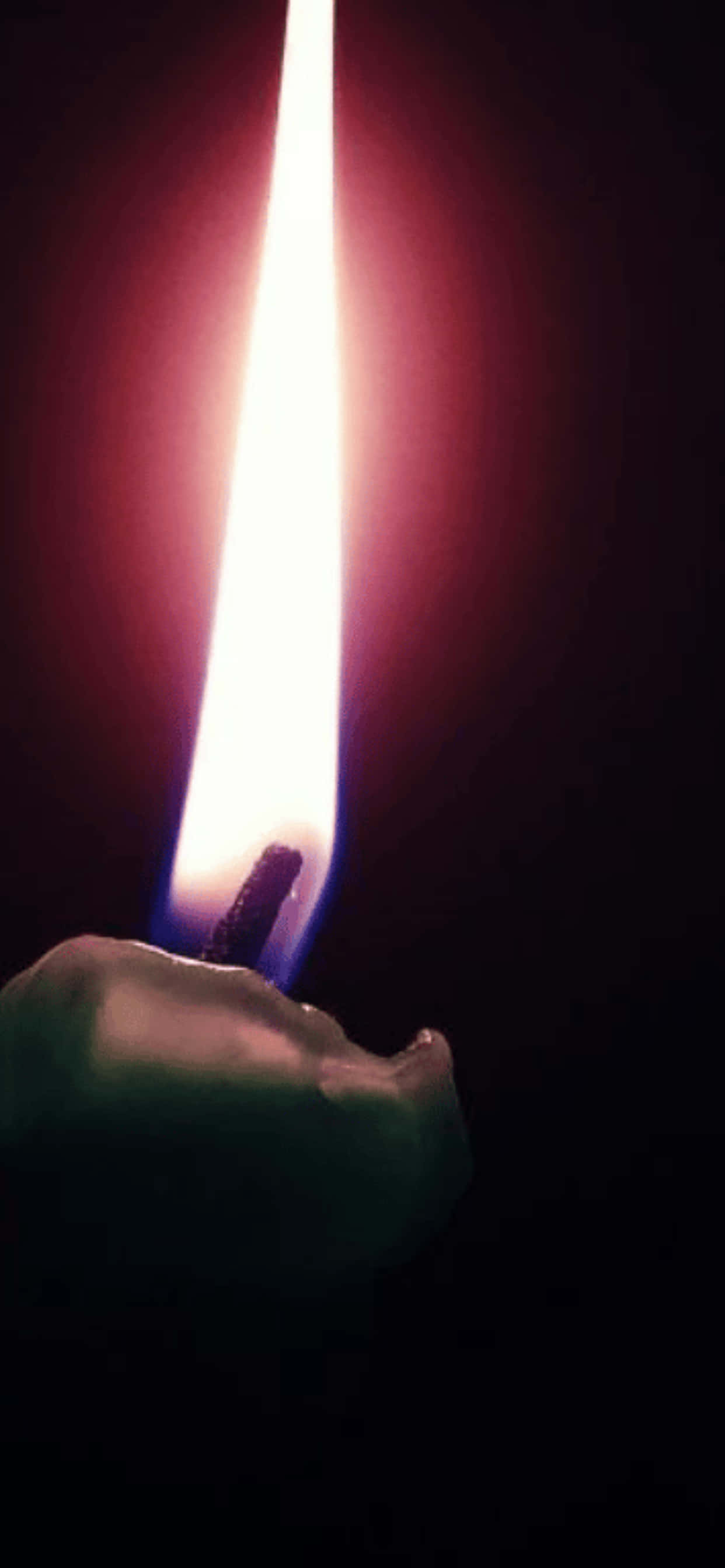 'n kers wat in die donker brand Muurpapier