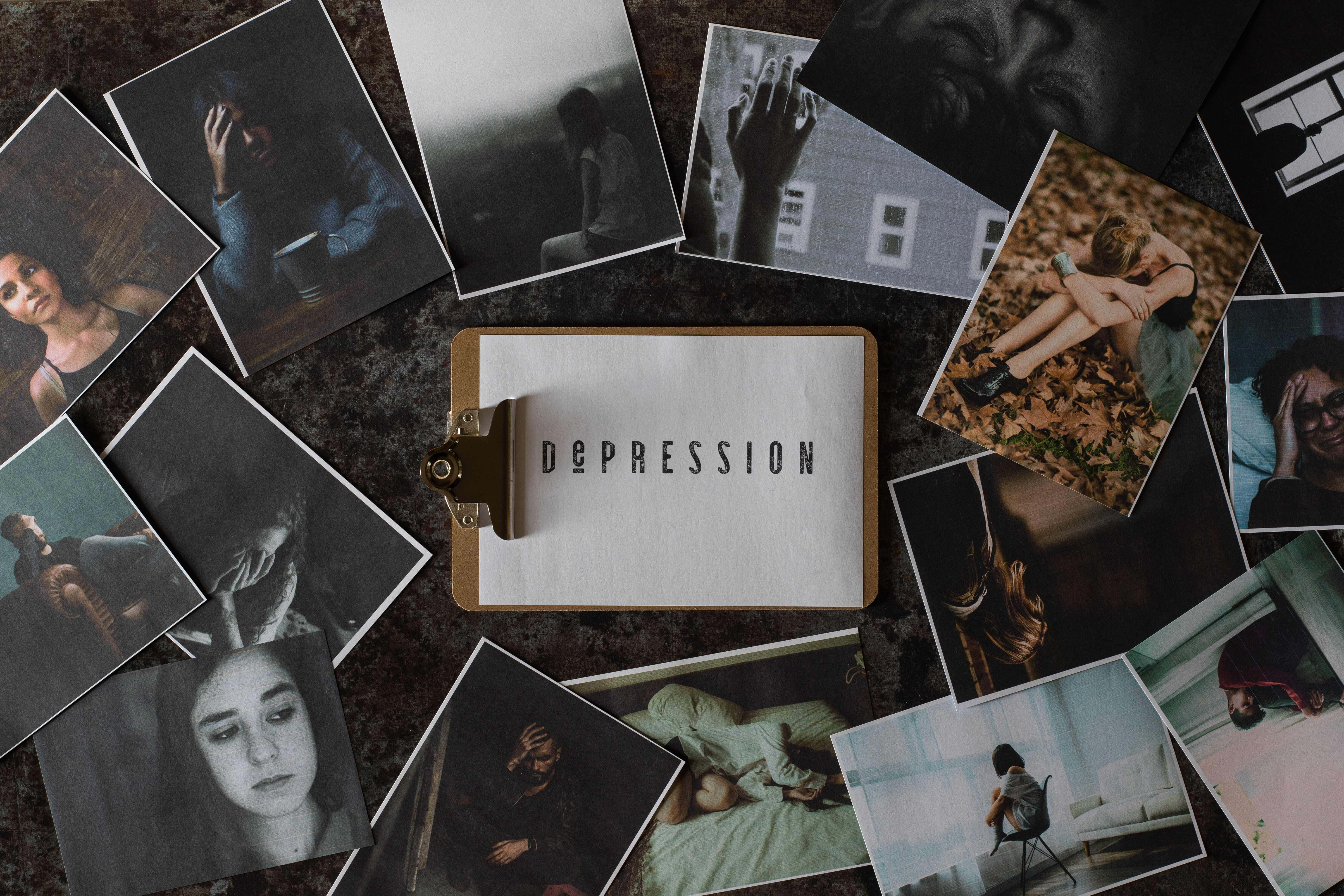 'n klembord met foto's van depressie Muurpapier