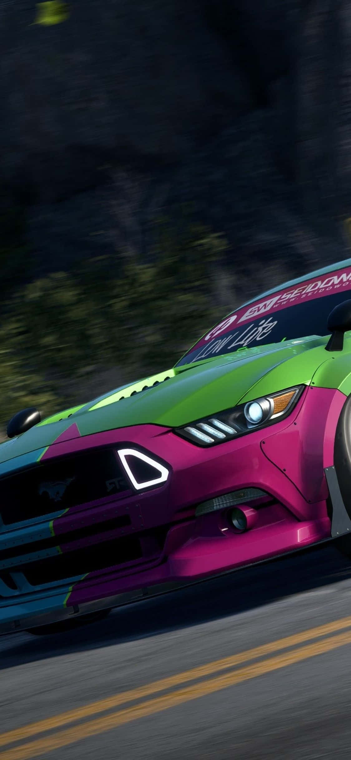 'n kleurvolle mustang-renmotor ry teen 'n berg af Muurpapier