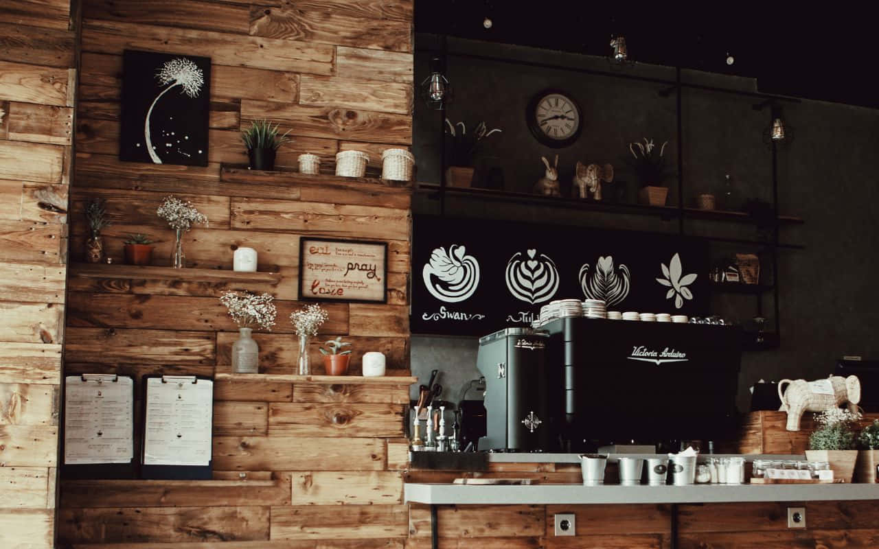 n Koffiewinkel met houtmure en 'n houttoonbank Muurpapier