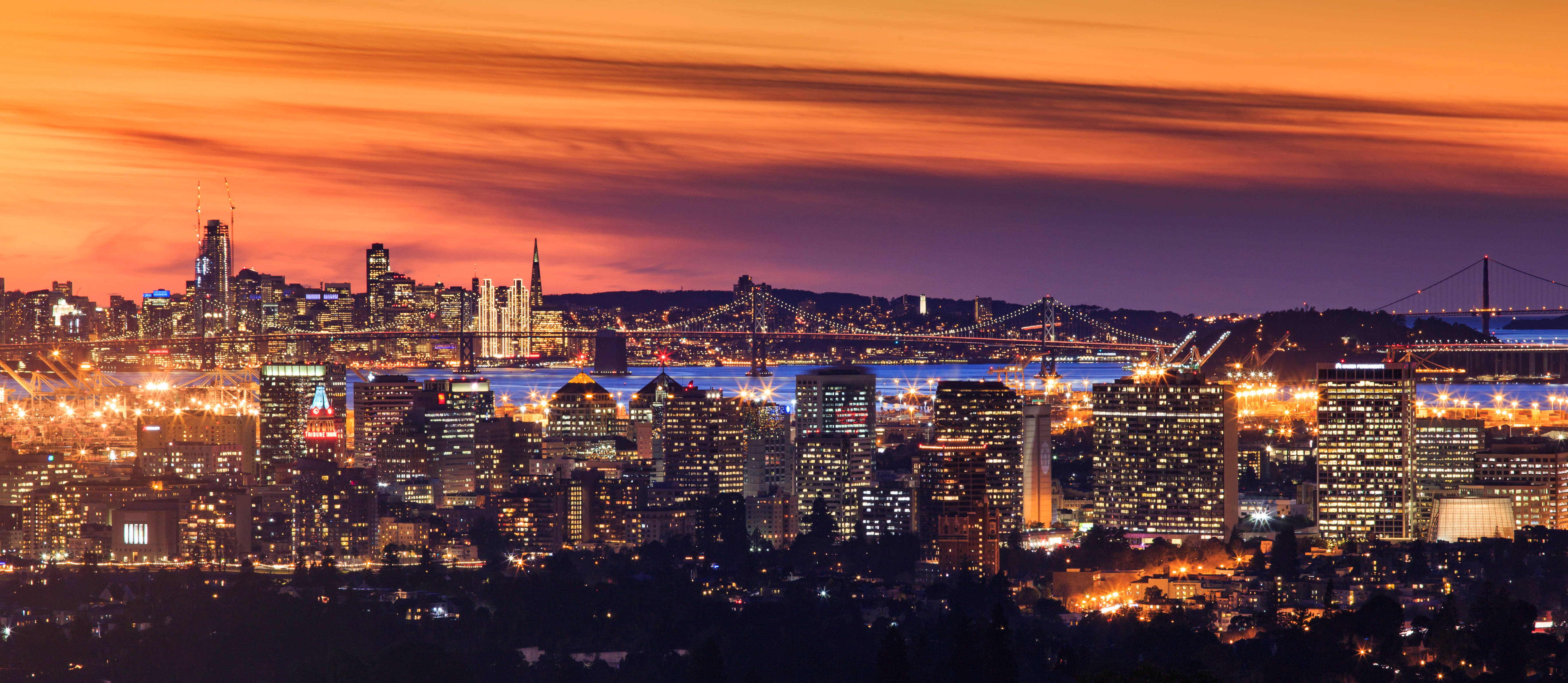 'n Lugfoto van middestad San Francisco vanaf Coit-toring. Muurpapier