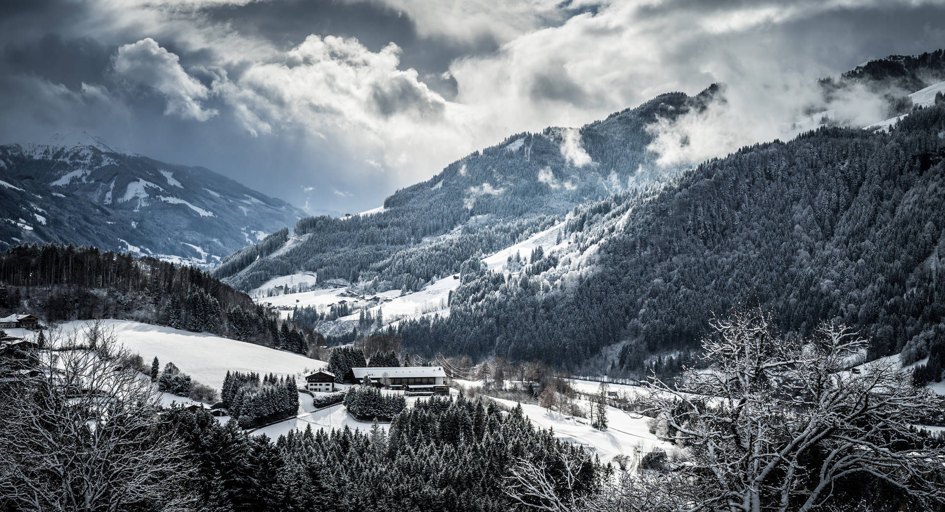 'n Swart-en-wit foto van hooglande en berge wat met sneeu bedek is.
