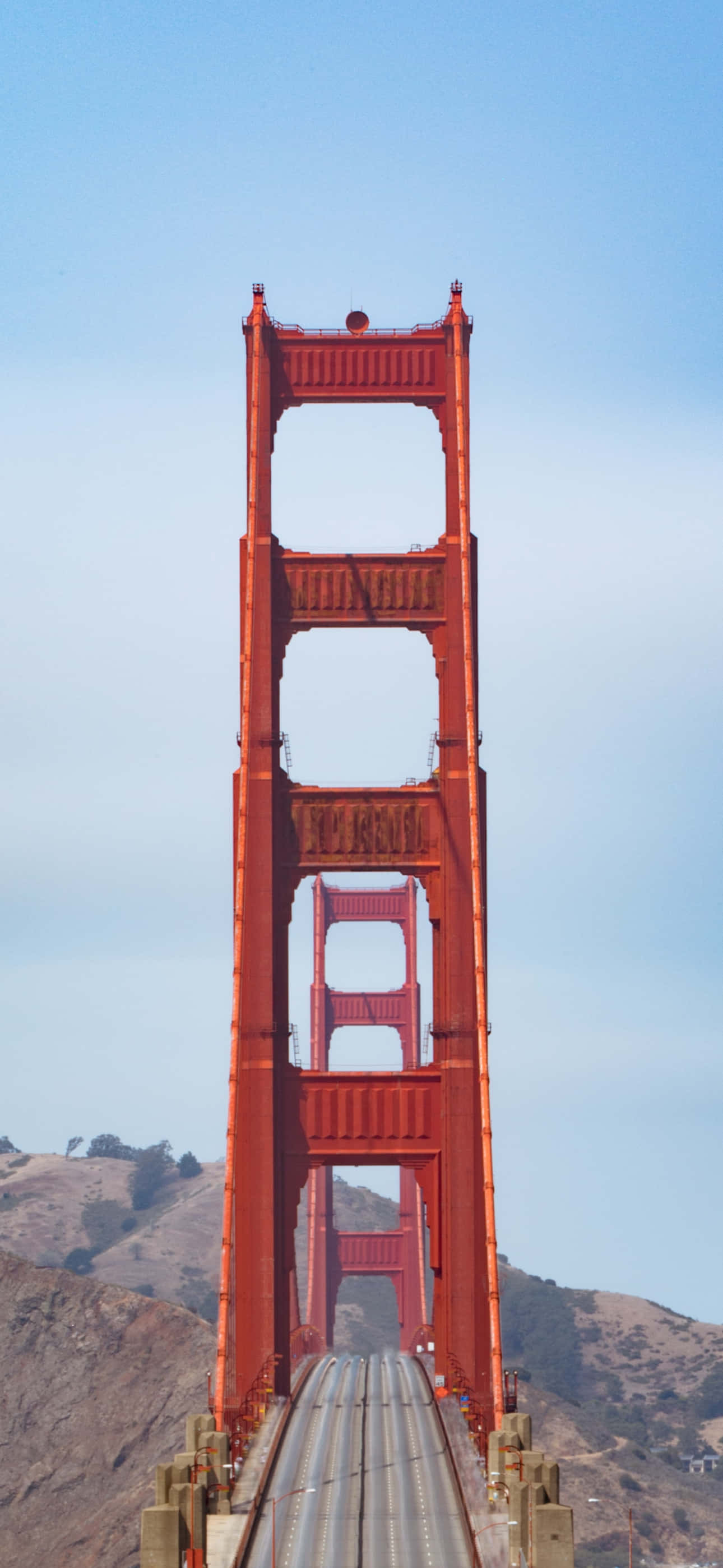 'n man ry oor die Golden Gate-brug Muurpapier