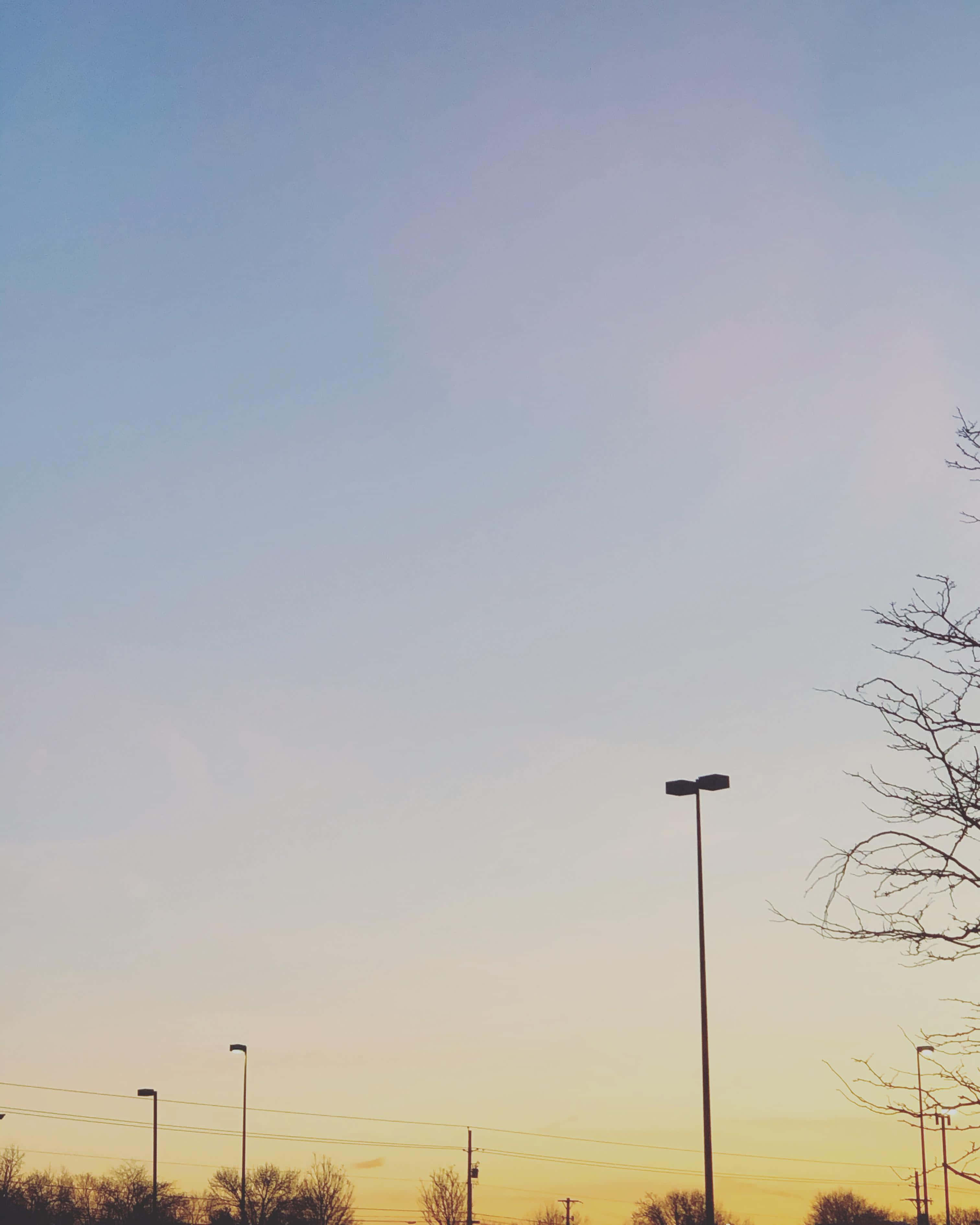 'n man vlieg 'n vlieër in 'n parkeerterrein Muurpapier