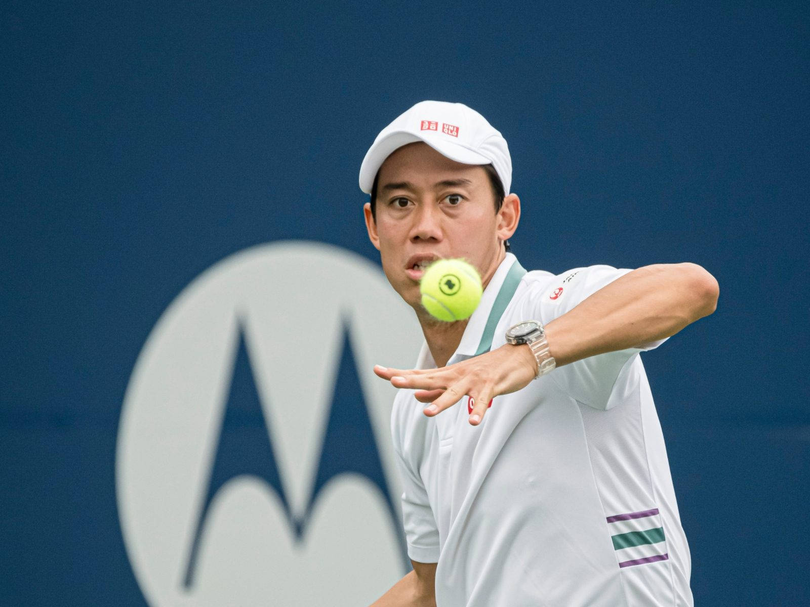 'n man wat tennis speel Muurpapier