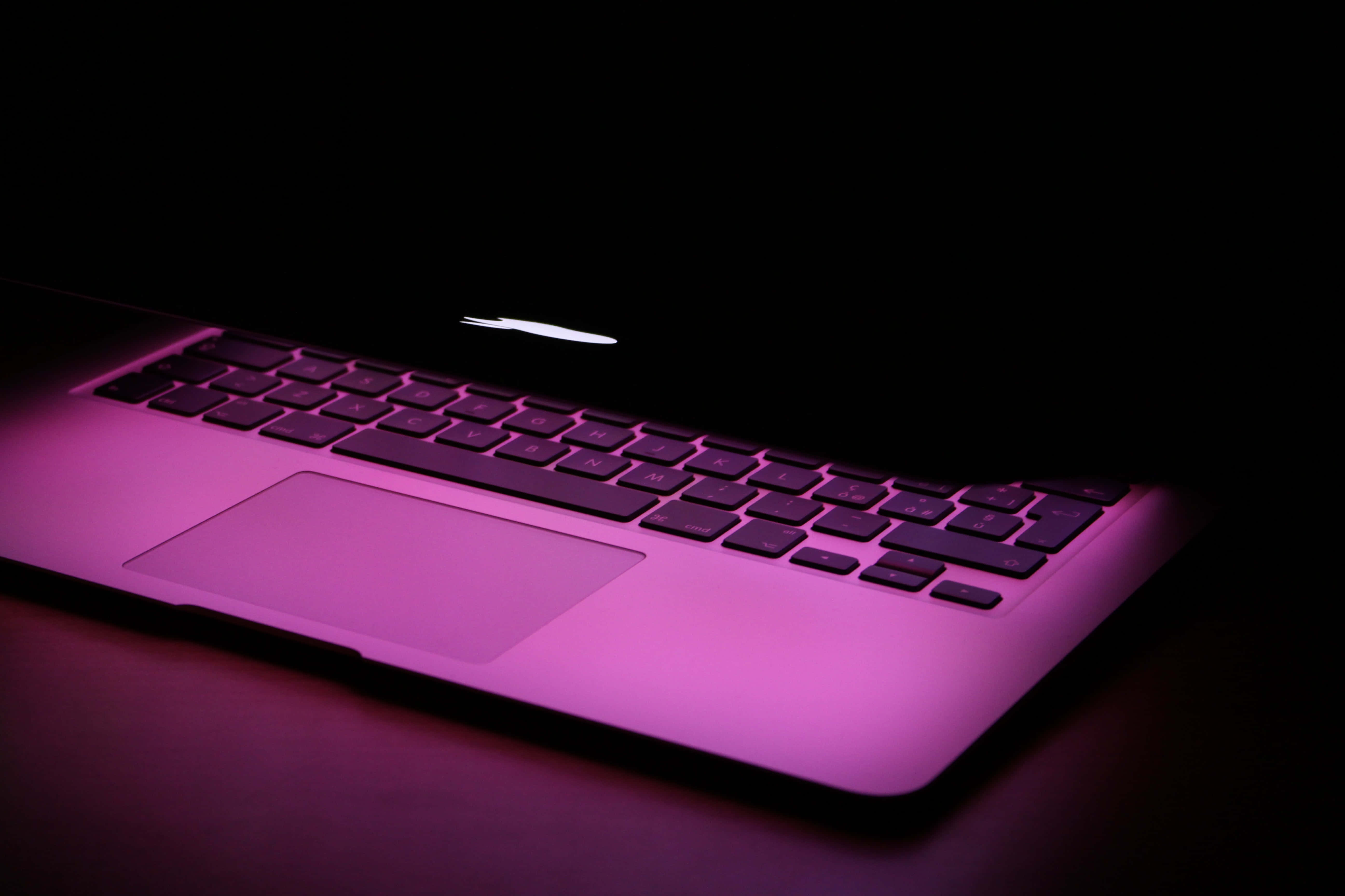'n Minimalistiese estetiese ontwerp met 'n Macbook-skootrekenaar Muurpapier