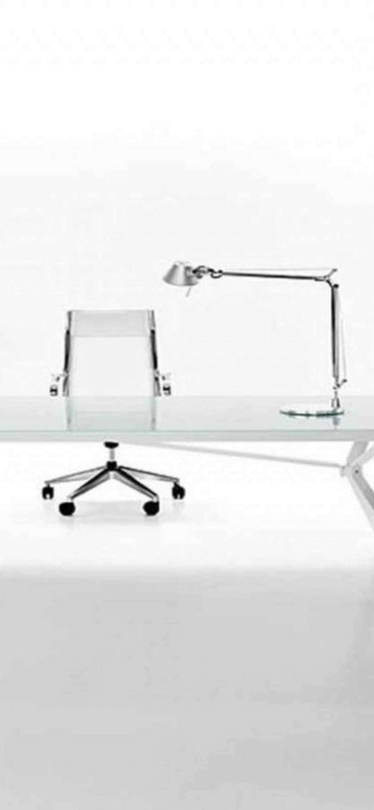 'n moderne glaskantoorlessenaar met 'n stoel en lamp Muurpapier