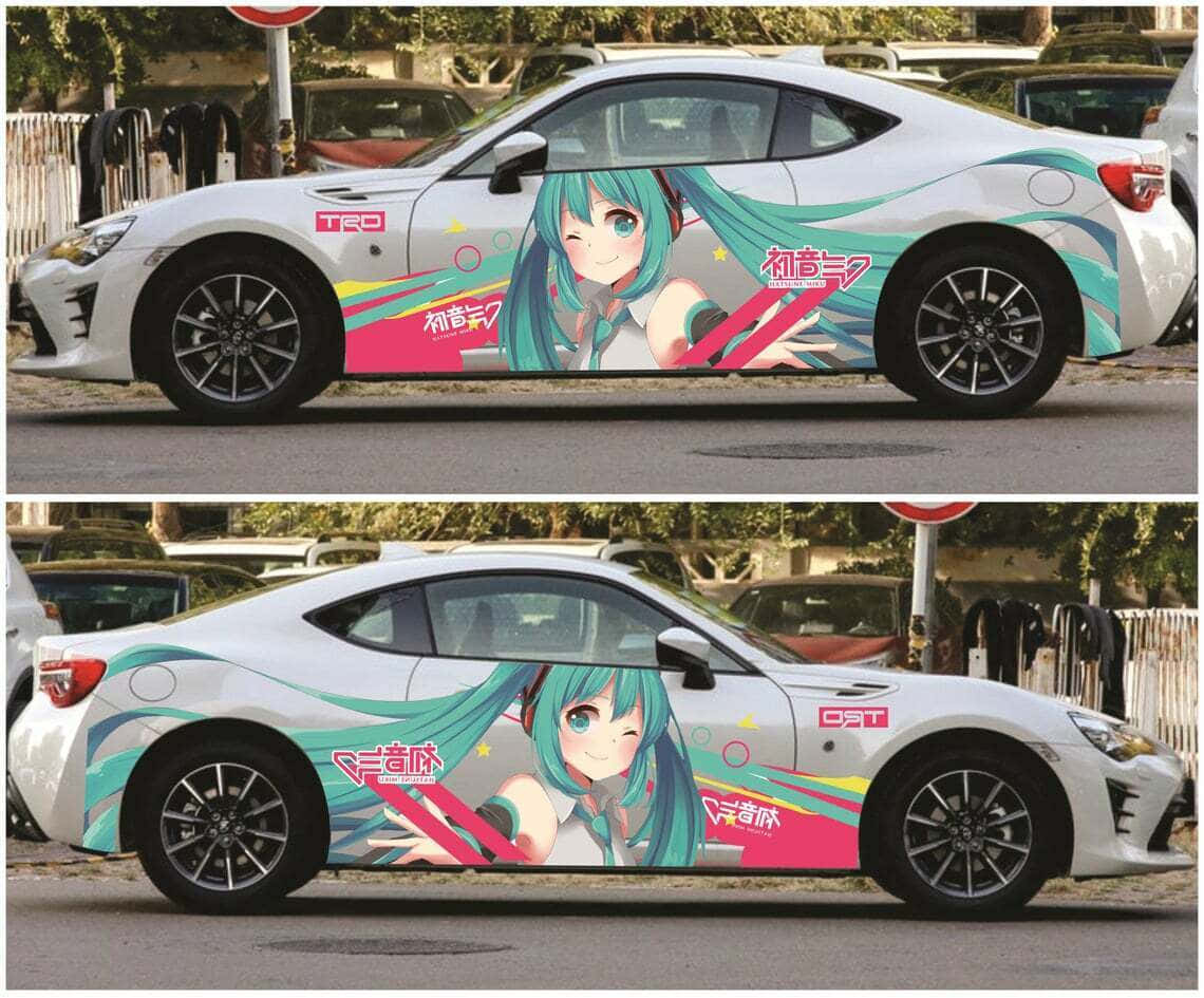 'n motor met anime karakters daarop Muurpapier