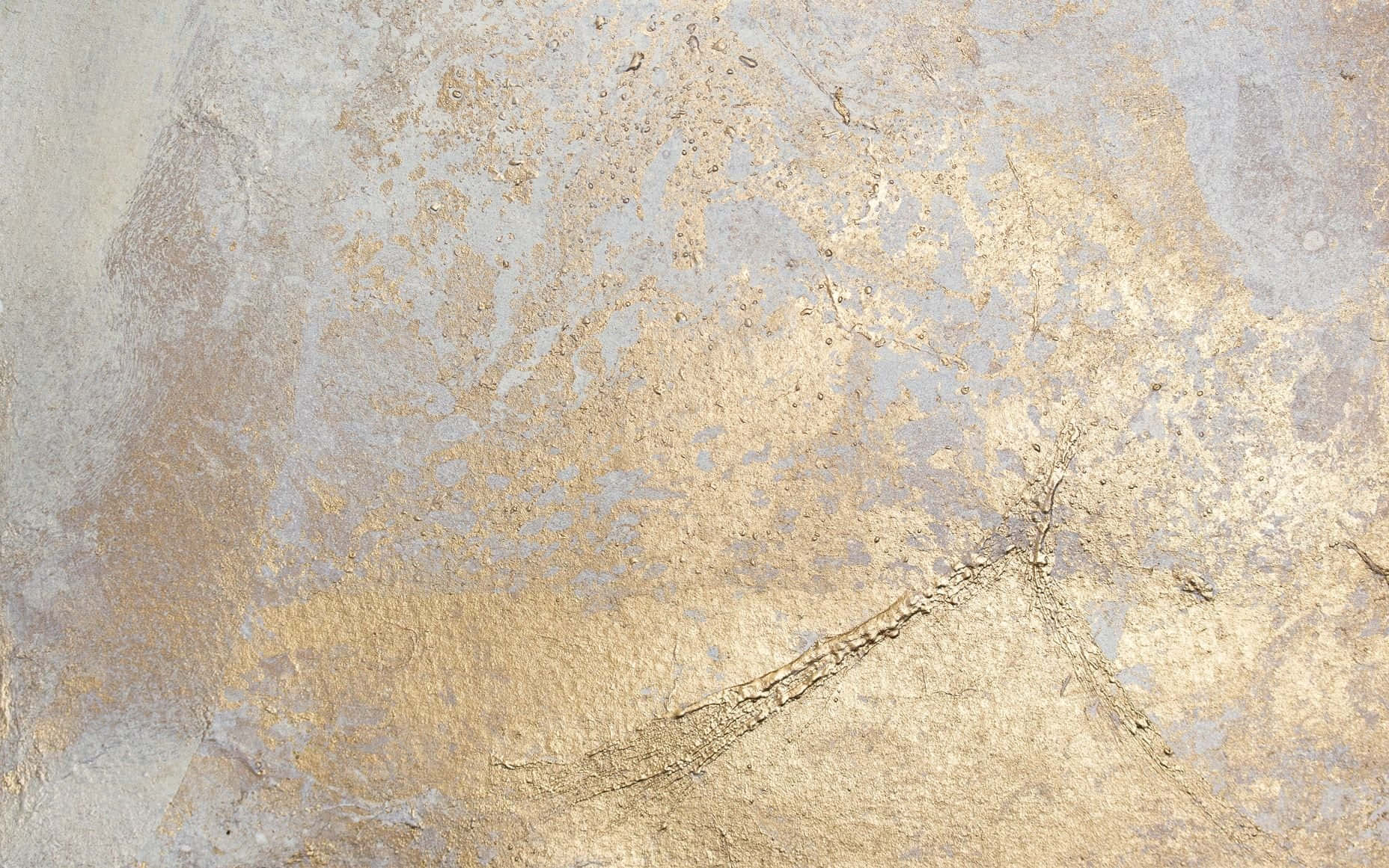 'n Nabyfoto van 'n goud- en silwergeskilderde muur Muurpapier