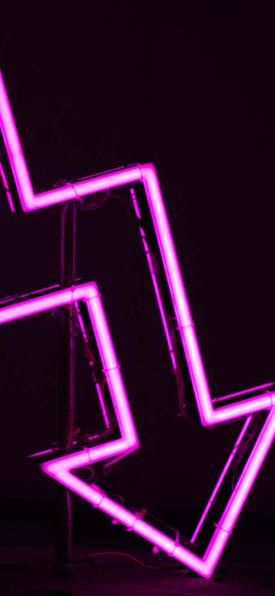 'n neon-teken met 'n weerligstraal daarop Muurpapier