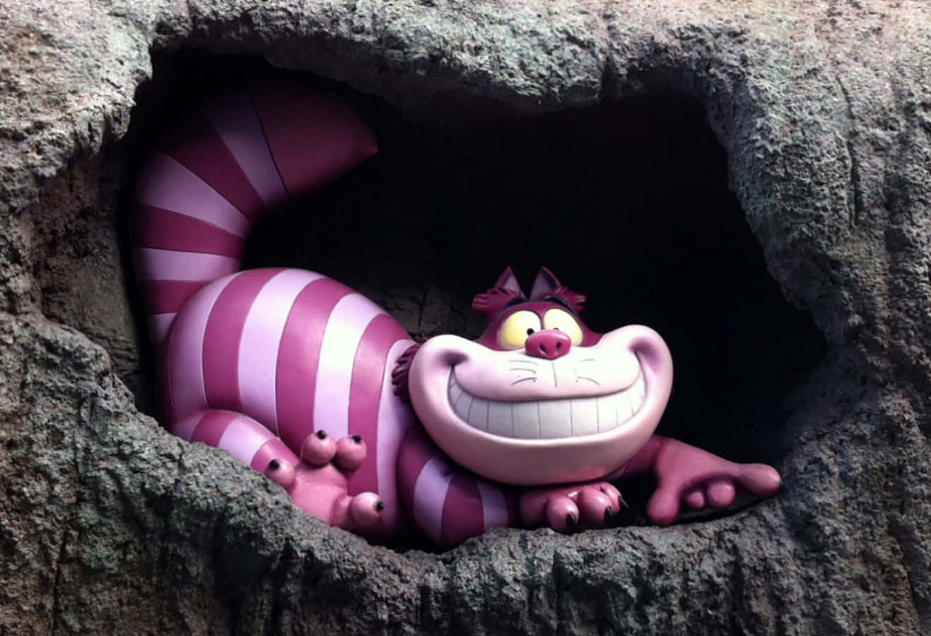 'n Nuwelikse Cheshire Cat loer uit 'n lewendige, droomagtige wêreld. Muurpapier