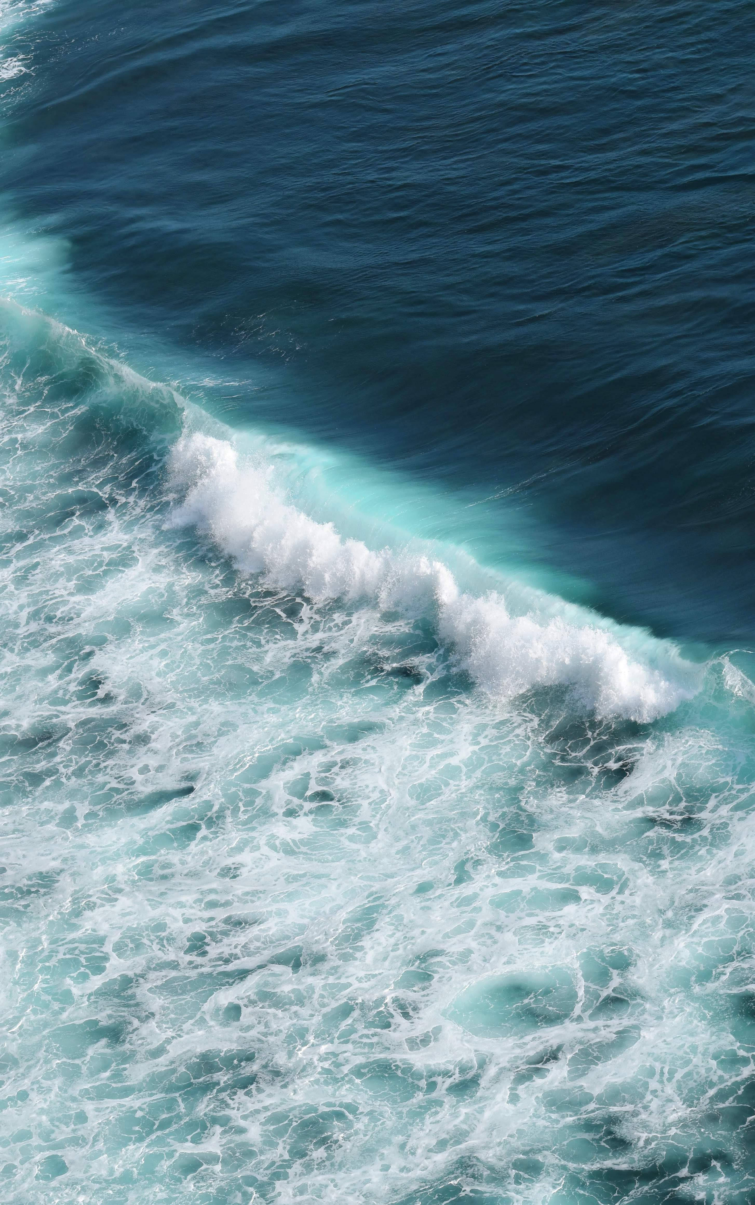An ombre of blues in a tranquil ocean sunrise Muurpapier