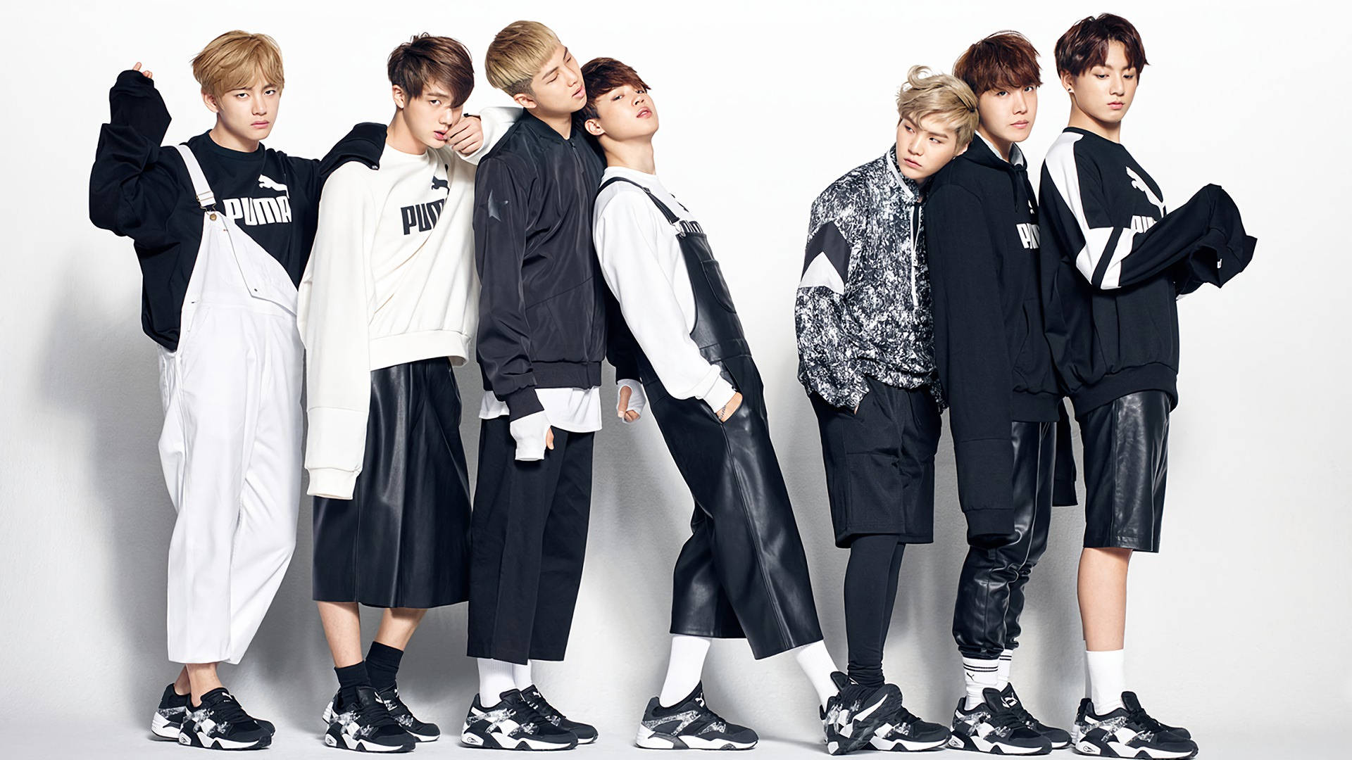 BTS-seunsgroeplede V, Jungkook, Jimin, Suga, Jin, Rm en J-hope in swart-en-wit klere.