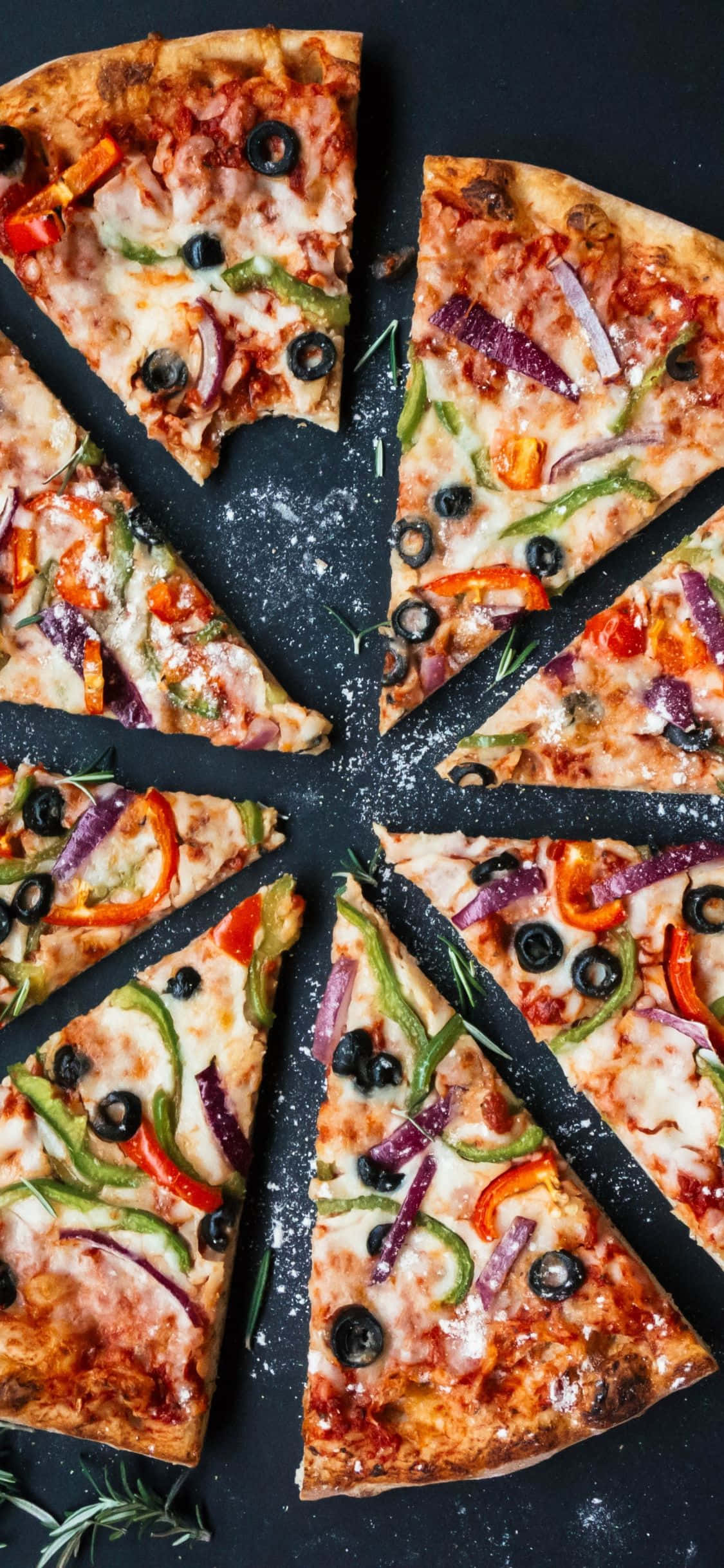'n pizza met groente en olywe word in snye gesny Muurpapier