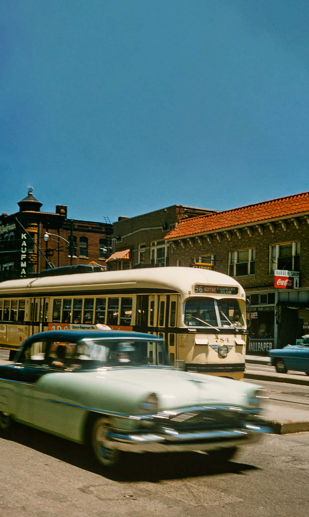 'n Rooi Tremtrein wat deur Hoofstraat in Kansas City ry Muurpapier