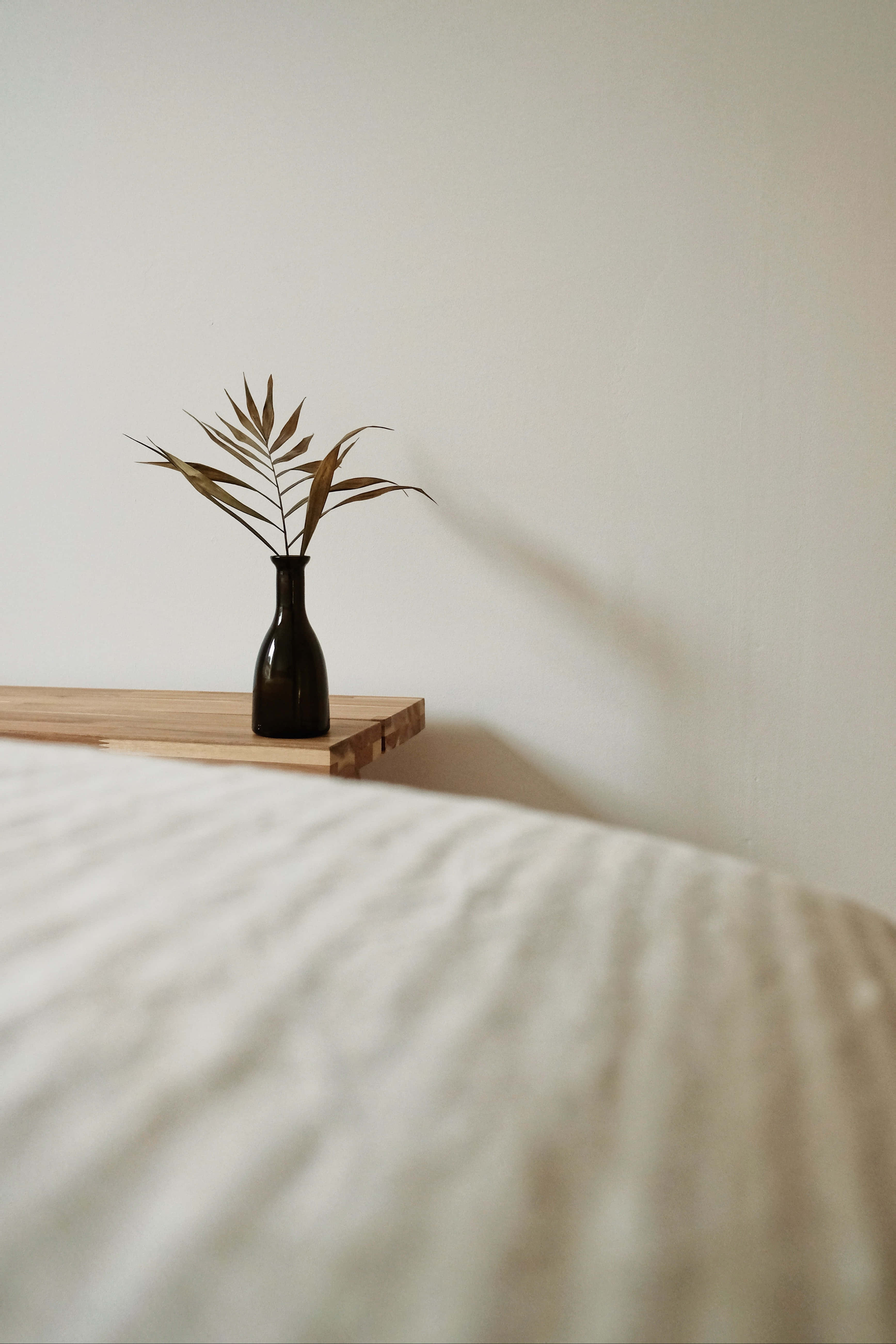 'n Rustige beige kamer met warm aksente en subtiele dekor. Muurpapier