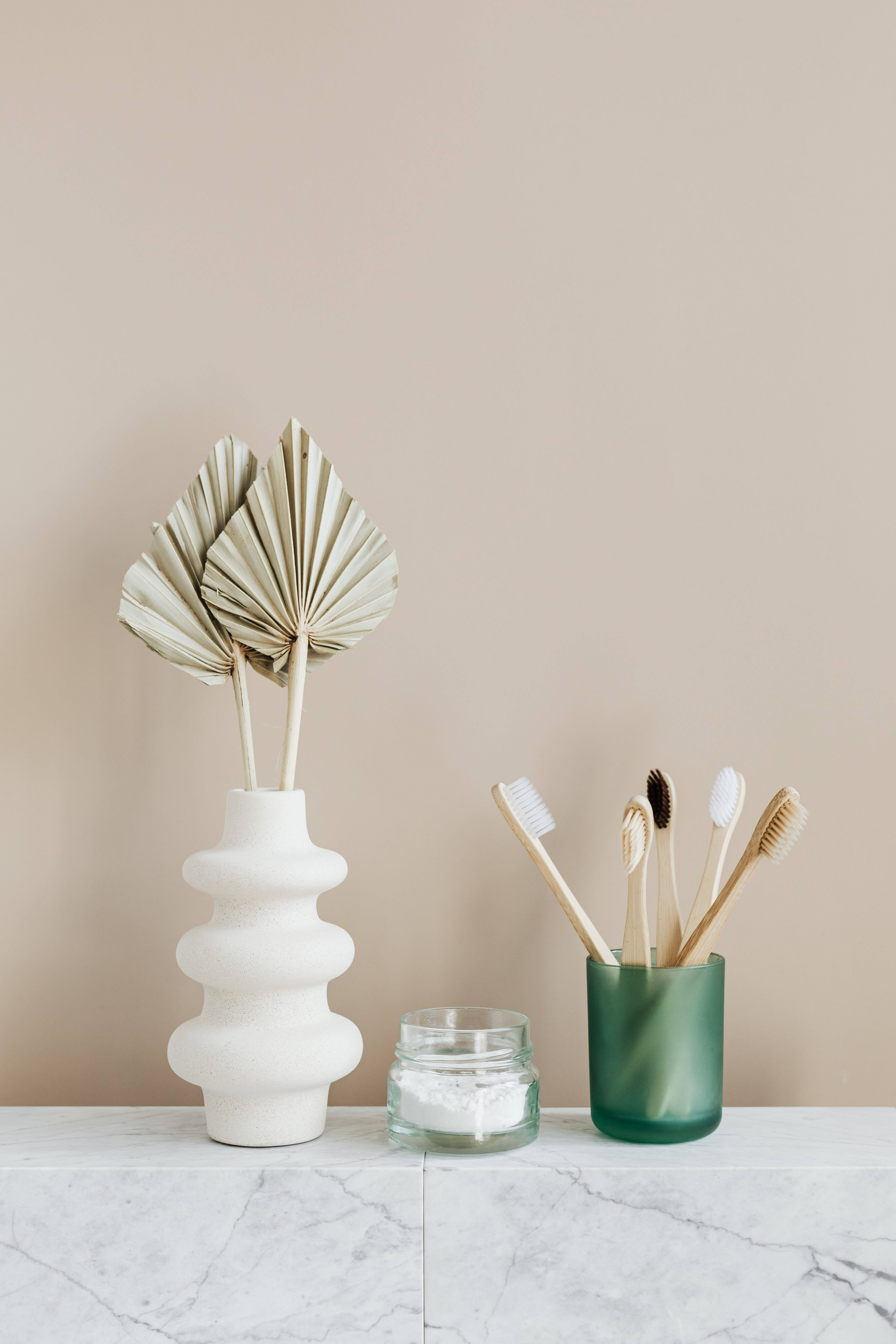 'n Rustige Besinning in 'n Groen Minimalistiese Ruimte Muurpapier