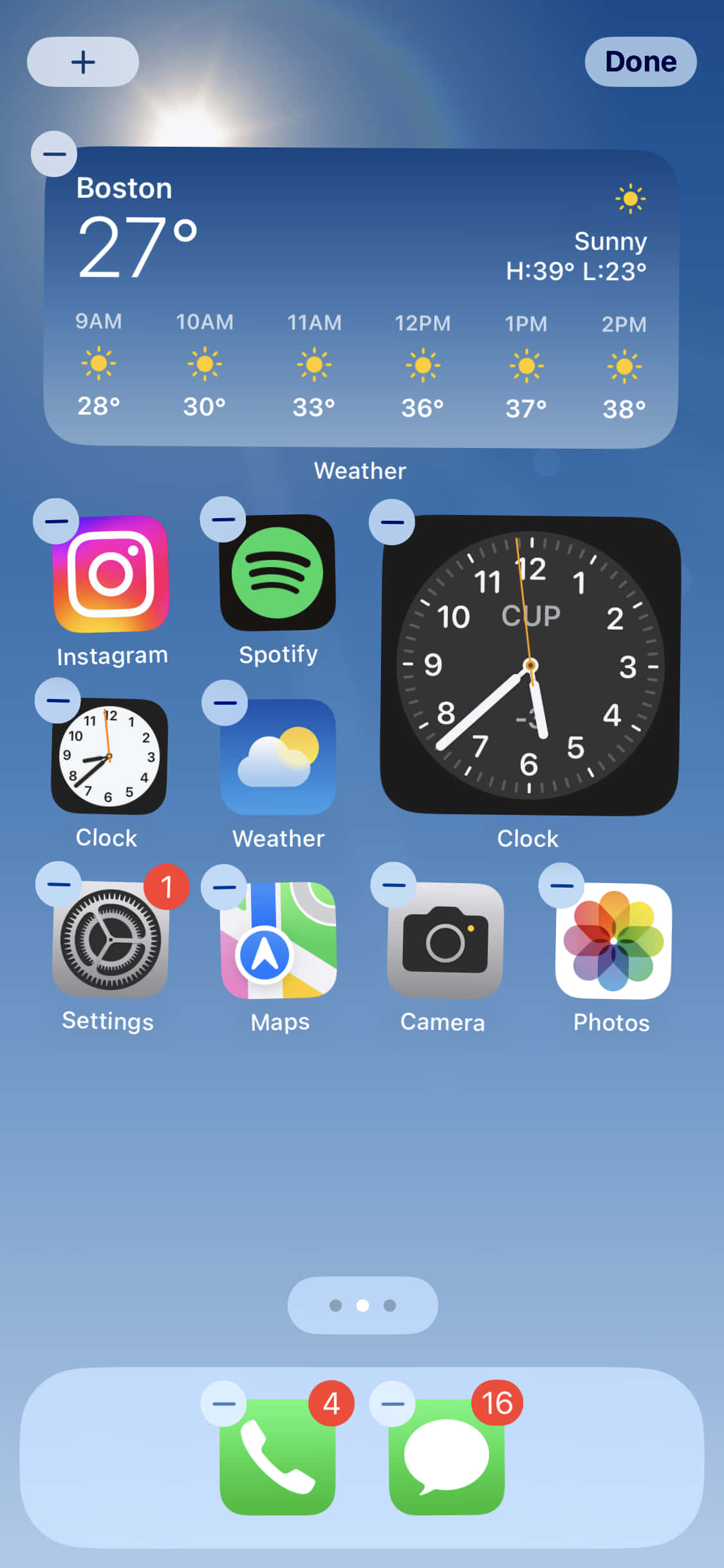 'n skermkiekie van die iPhone met 'n horlosie en ander ikone Muurpapier