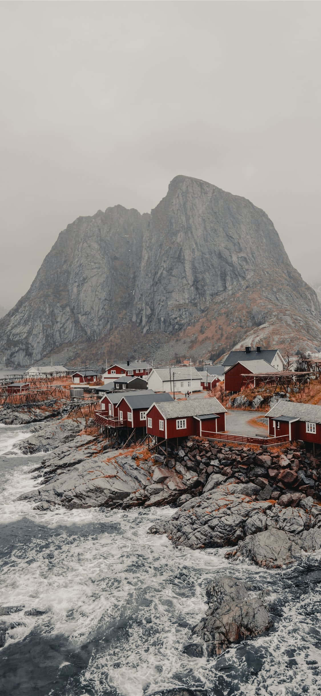 'n Skilderagtige sonsondergang uitsig oor Noorweë se Sogn og Fjordane fjords. Muurpapier