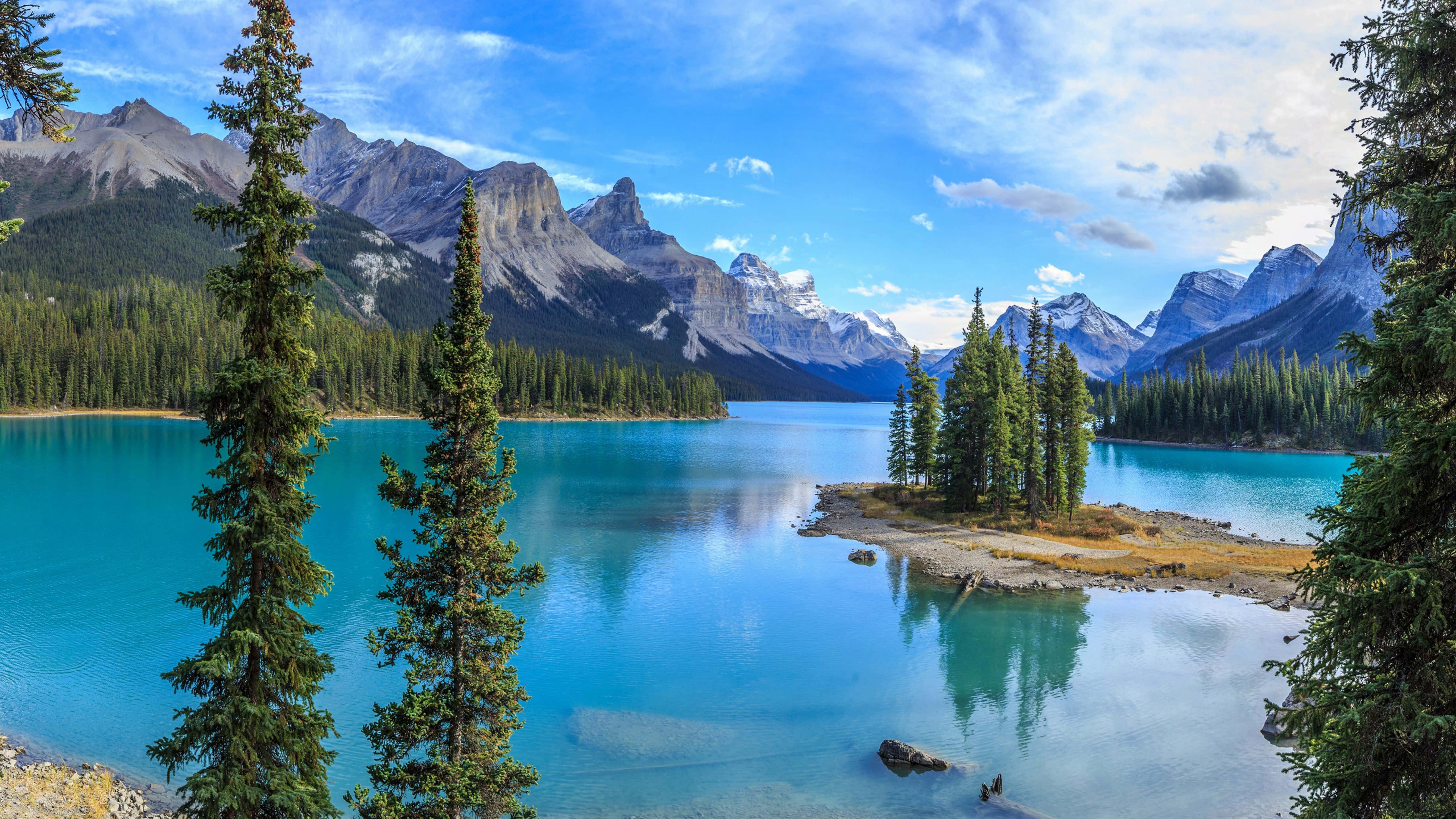 'n Spektakulêre, Panoramiese Uitsig van 'n Berg in die Misto, Omring deur 'n Rustige Meer Muurpapier