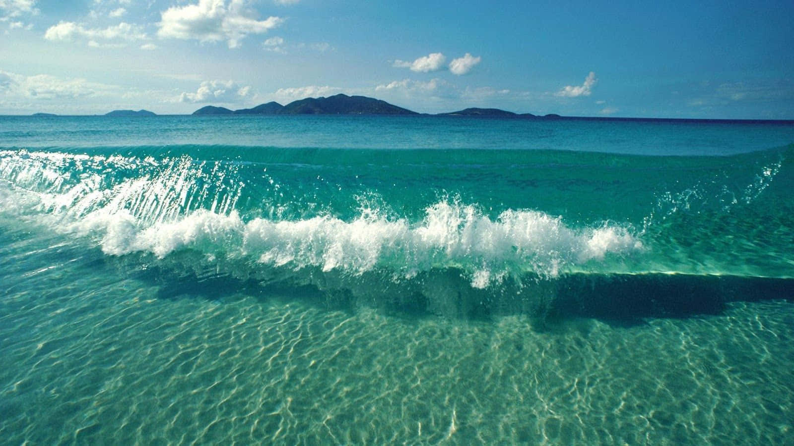 'n Spektakulêre Vertoning van Oseaan Golwe Muurpapier