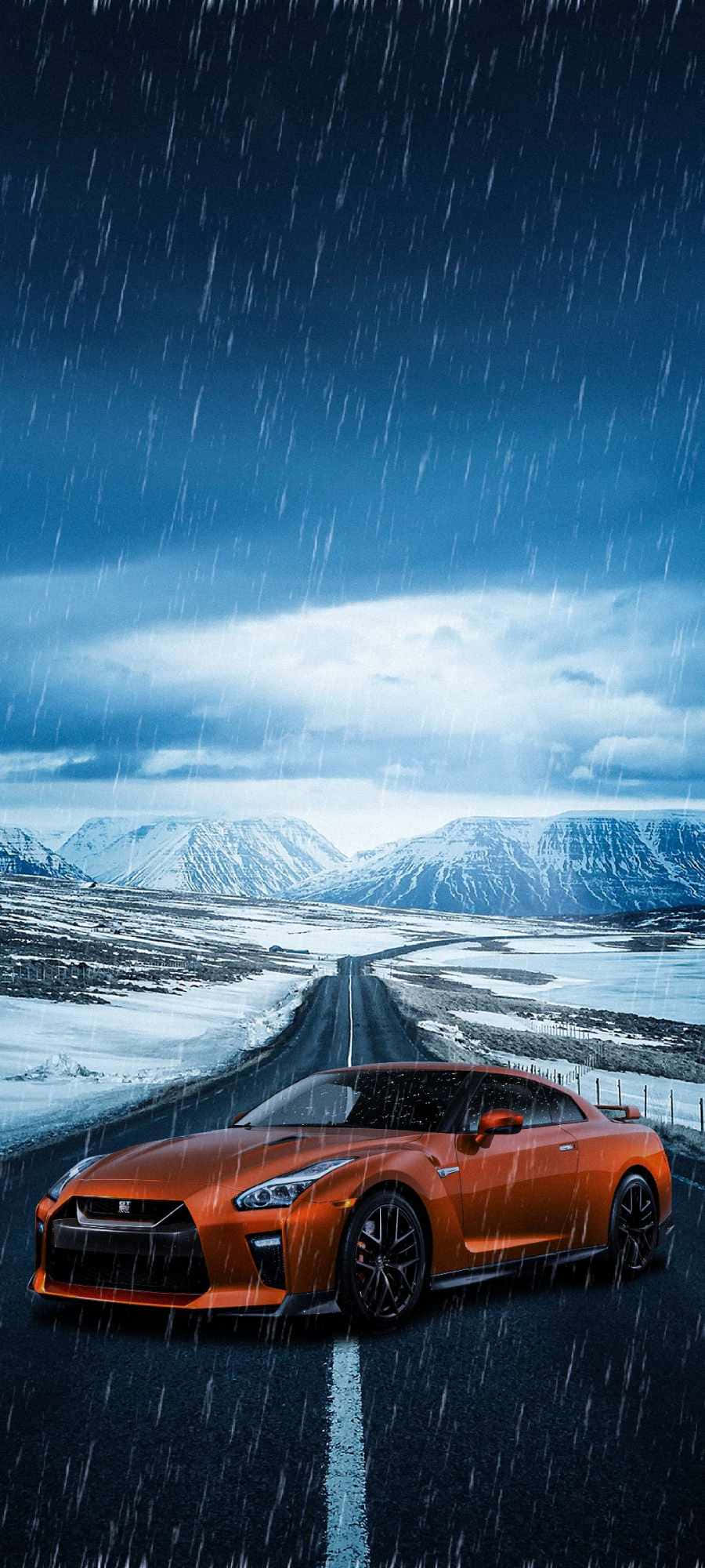 'n sportmotor wat in die reën op 'n pad ry Muurpapier