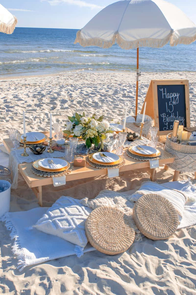 'n Strandpartytjie met wit tafeldoeke en wit sambrele Muurpapier