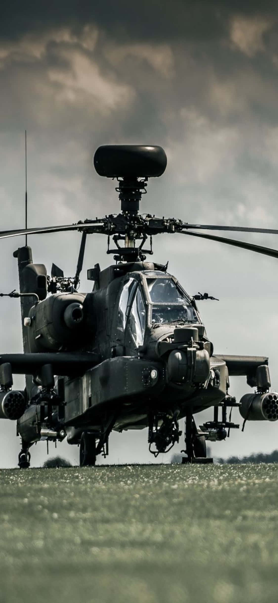 'n swart militêre helikopter sit op die grond Muurpapier